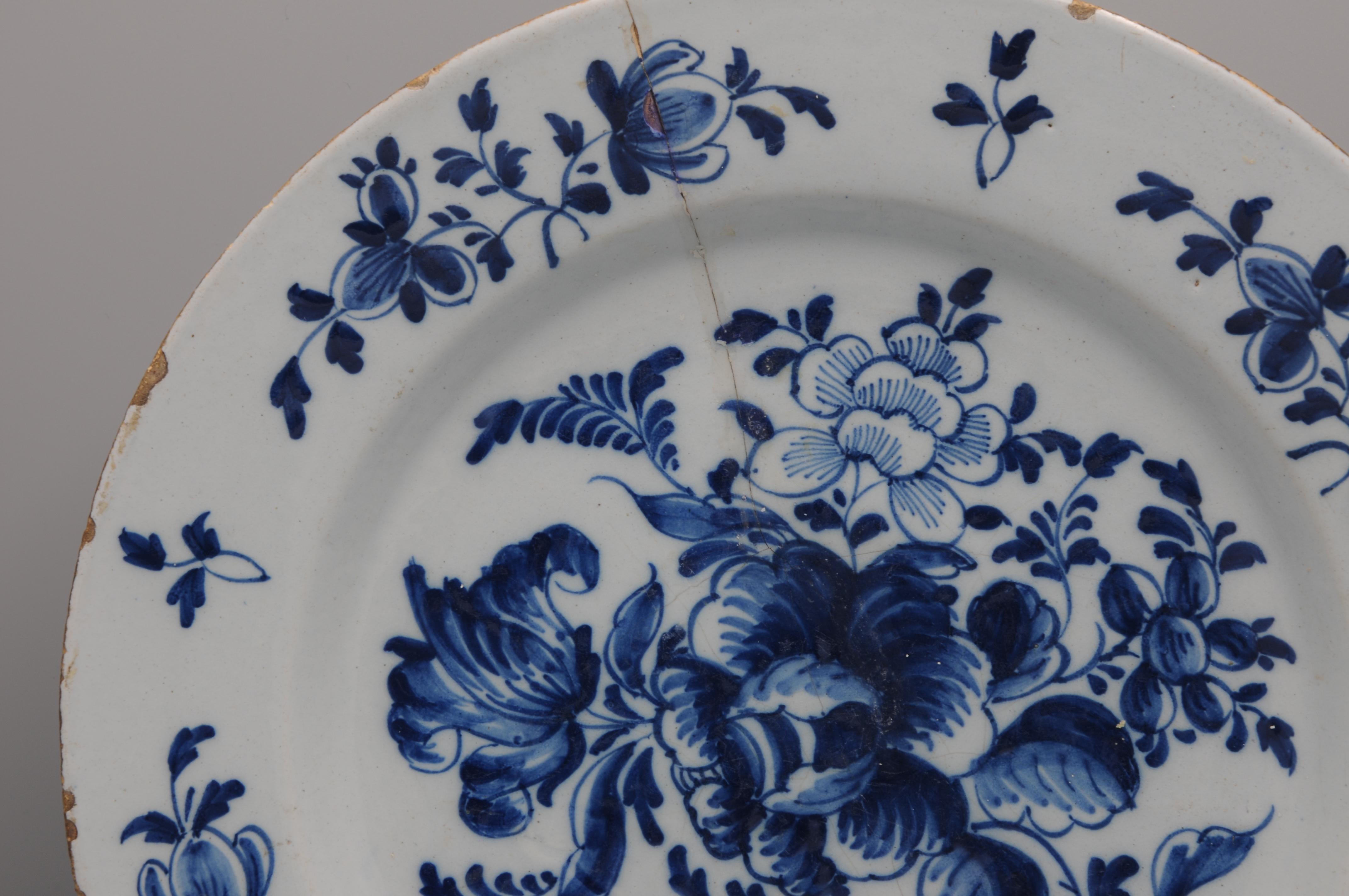 Chinoiseries Chargeur bleu et blanc de Delft, grand décor floral, milieu du XVIIIe siècle en vente