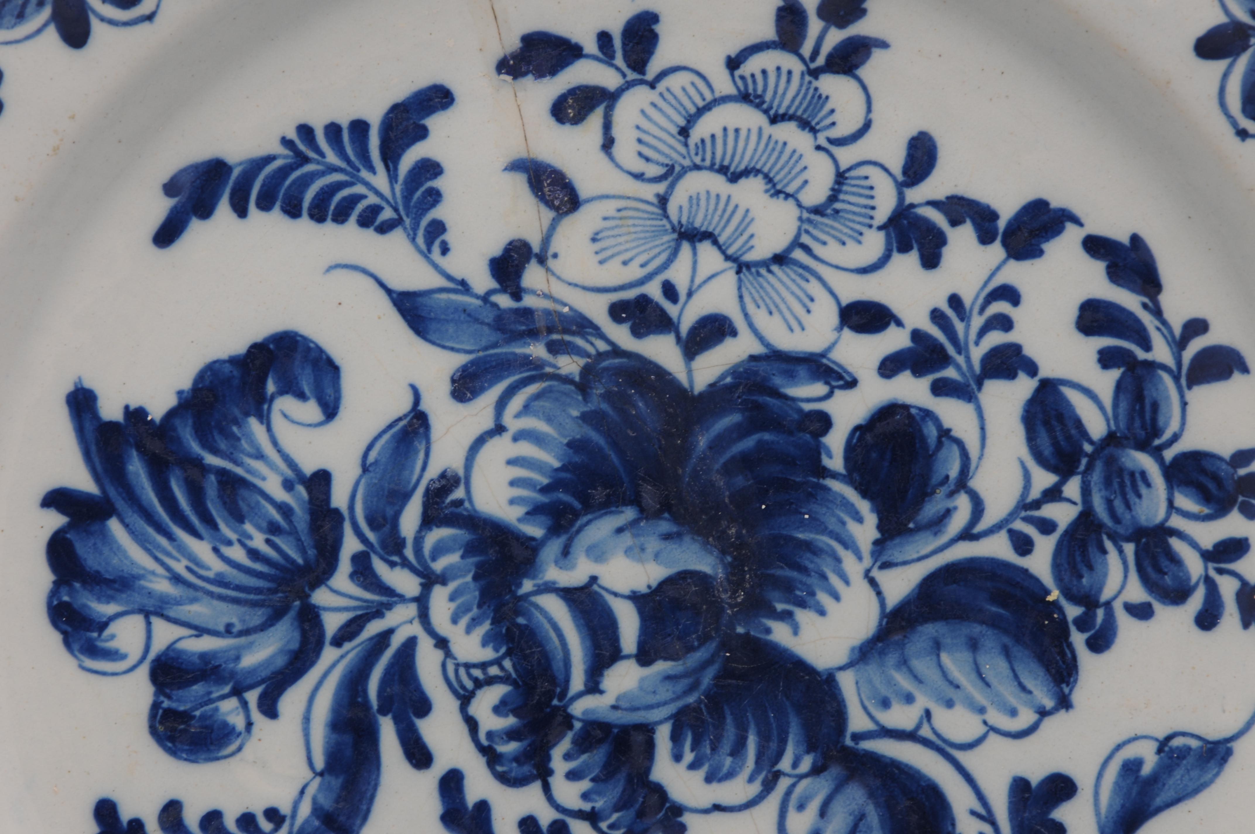 Chargeur bleu et blanc de Delft, grand décor floral, milieu du XVIIIe siècle Bon état - En vente à DELFT, NL
