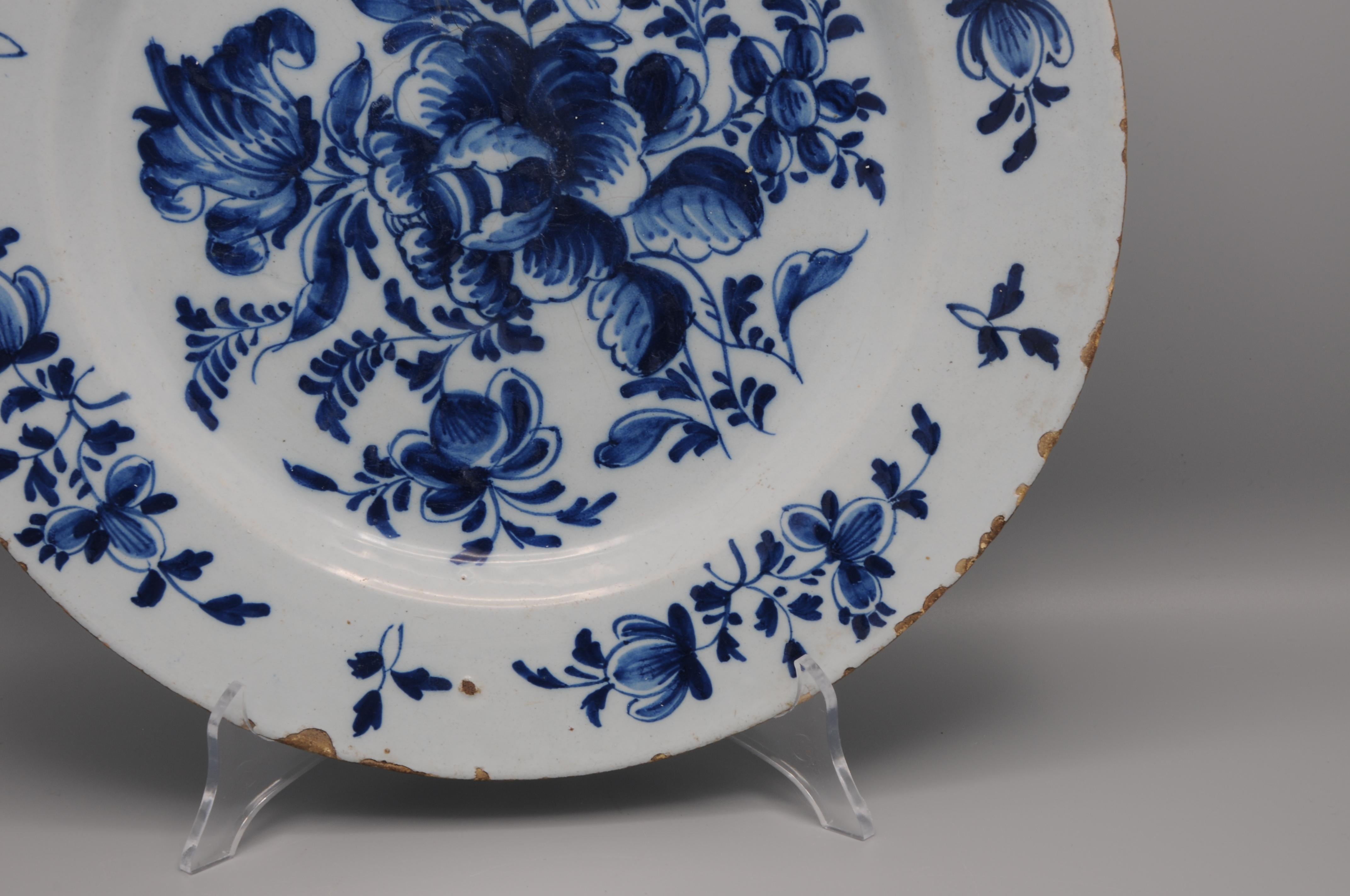 Poterie Chargeur bleu et blanc de Delft, grand décor floral, milieu du XVIIIe siècle en vente