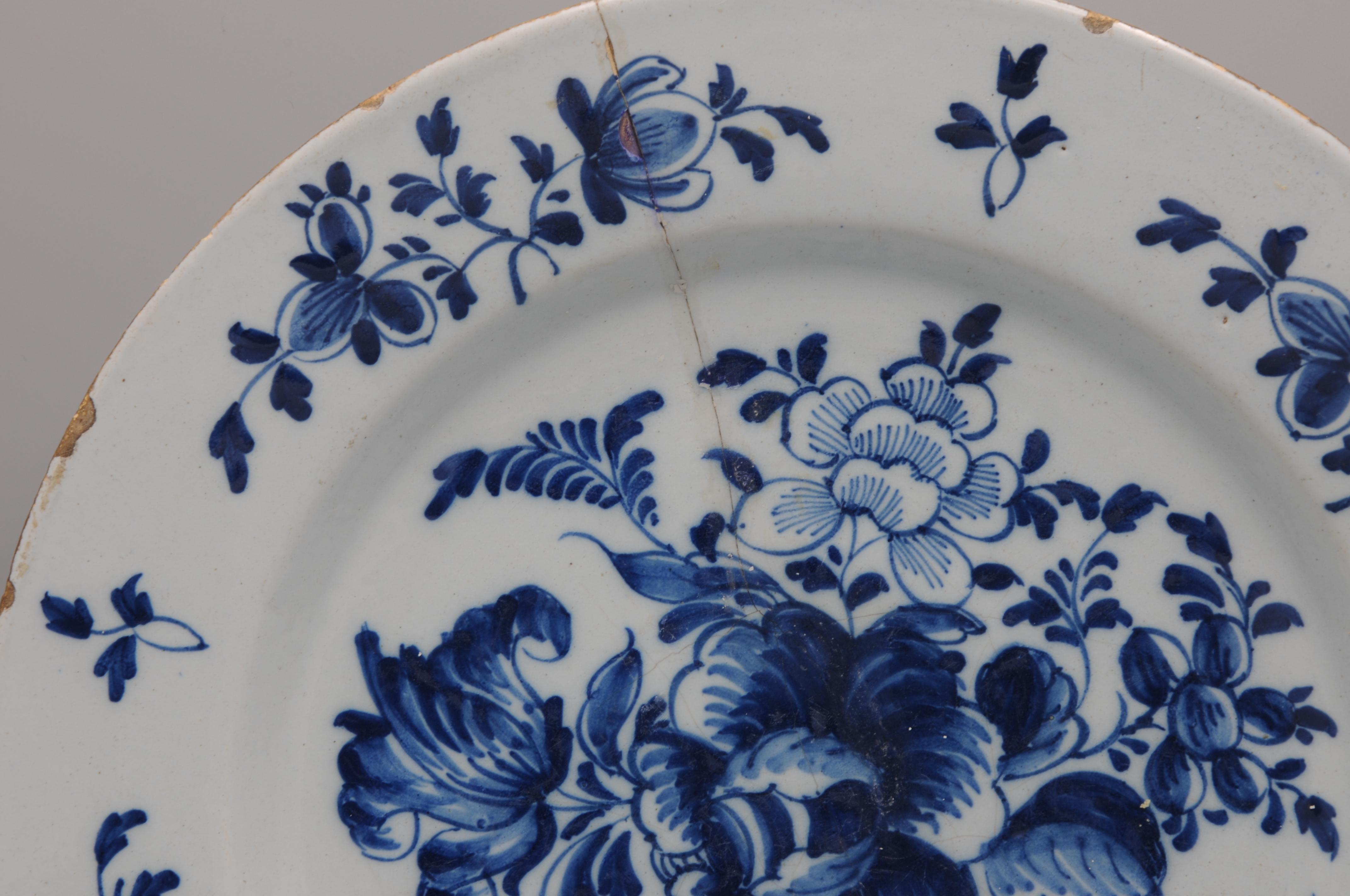 Chargeur bleu et blanc de Delft, grand décor floral, milieu du XVIIIe siècle en vente 1