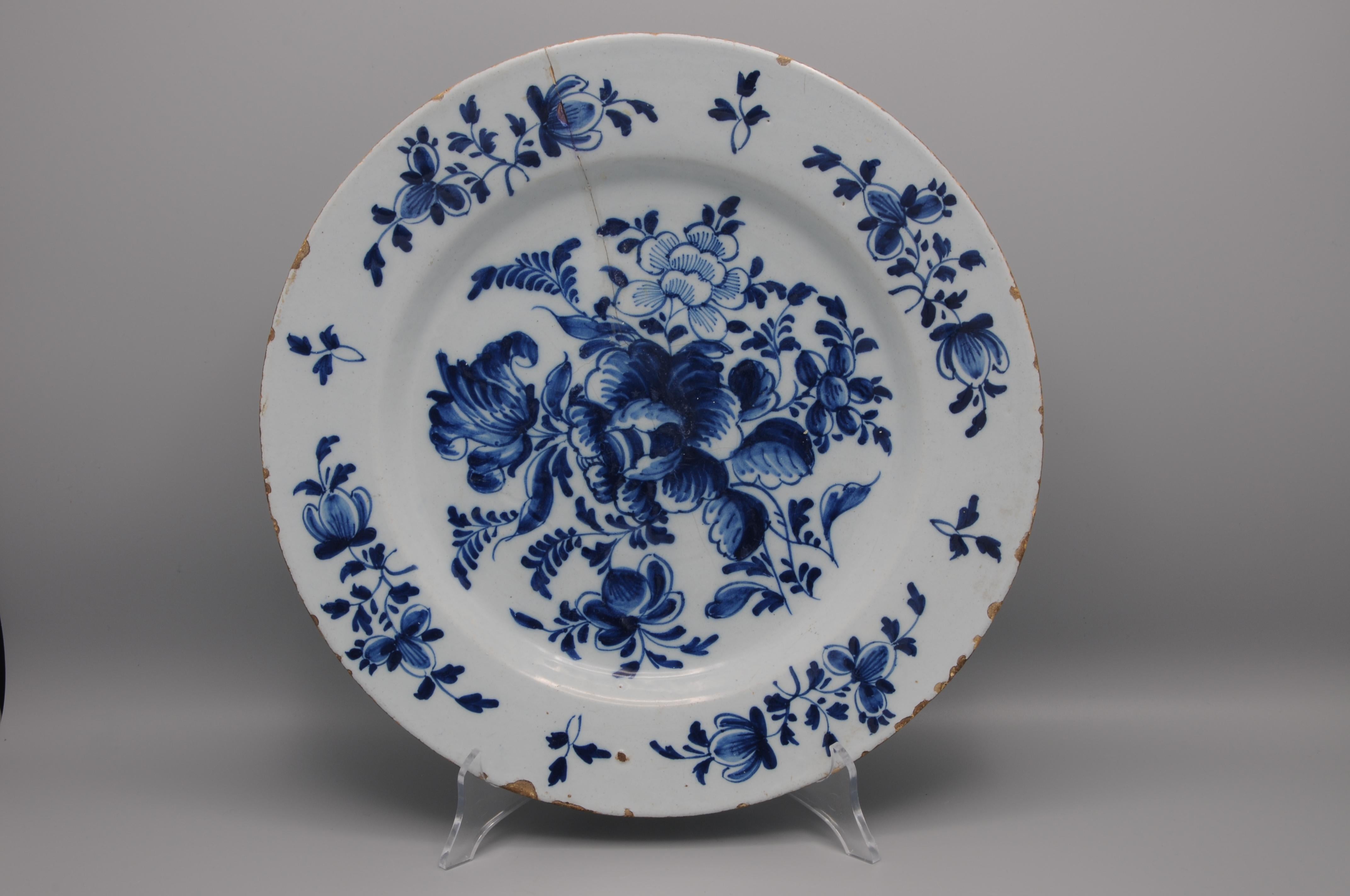 Chargeur bleu et blanc de Delft, grand décor floral, milieu du XVIIIe siècle en vente 2