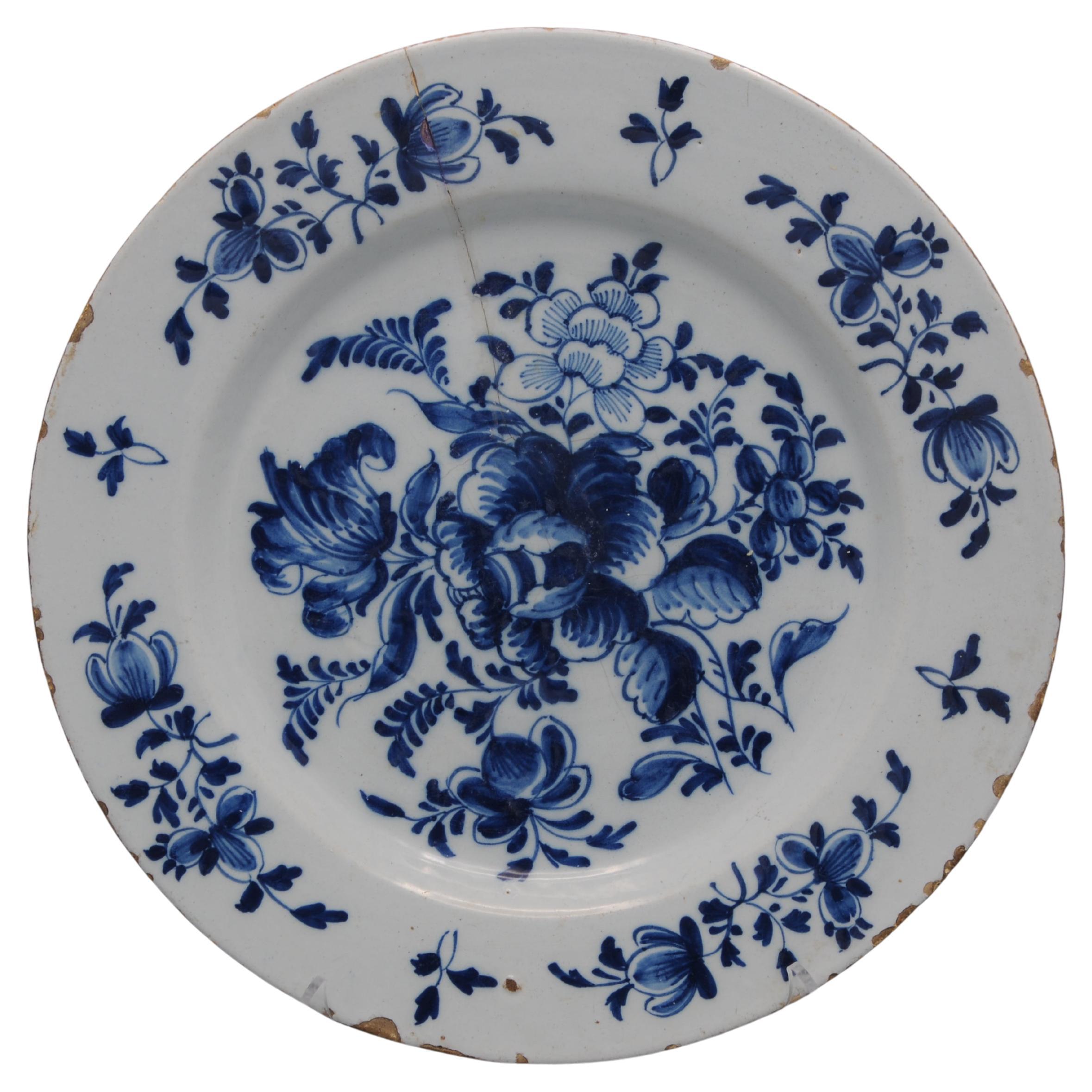 Chargeur bleu et blanc de Delft, grand décor floral, milieu du XVIIIe siècle en vente