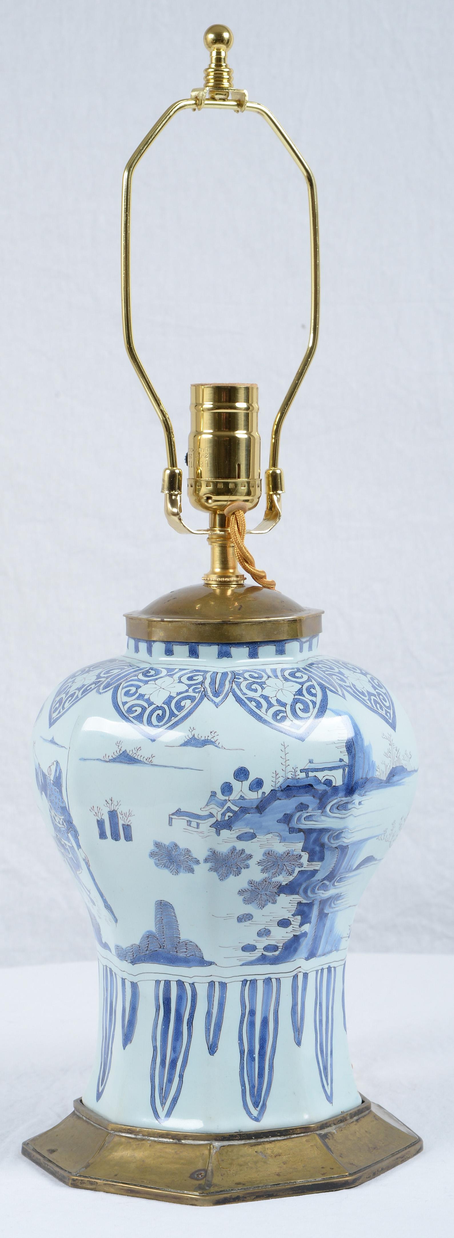Chinoiseries Vase en faïence bleu et blanc de Delft monté comme une lampe en vente