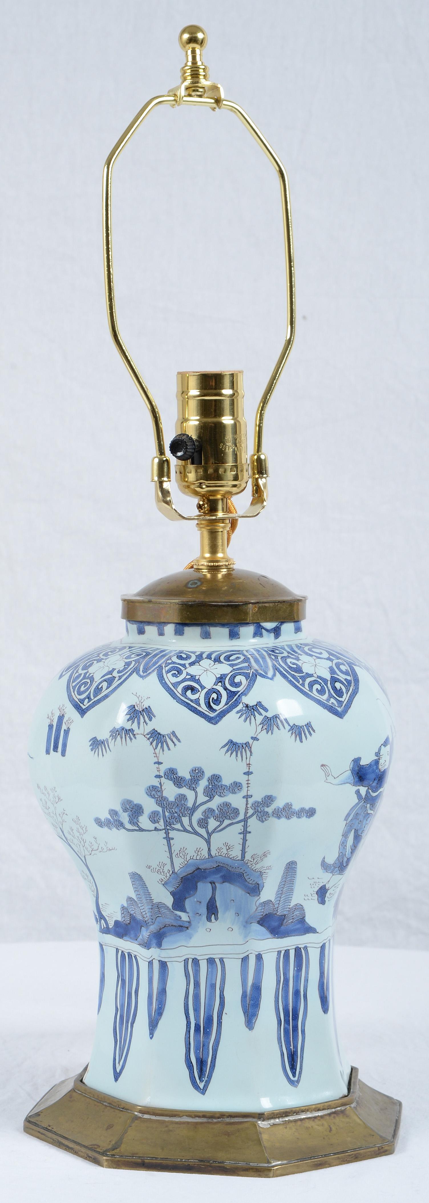 Blaue und weiße Delfter Chinoiserie-Fayence-Vase, montiert als Lampe (17. Jahrhundert) im Angebot
