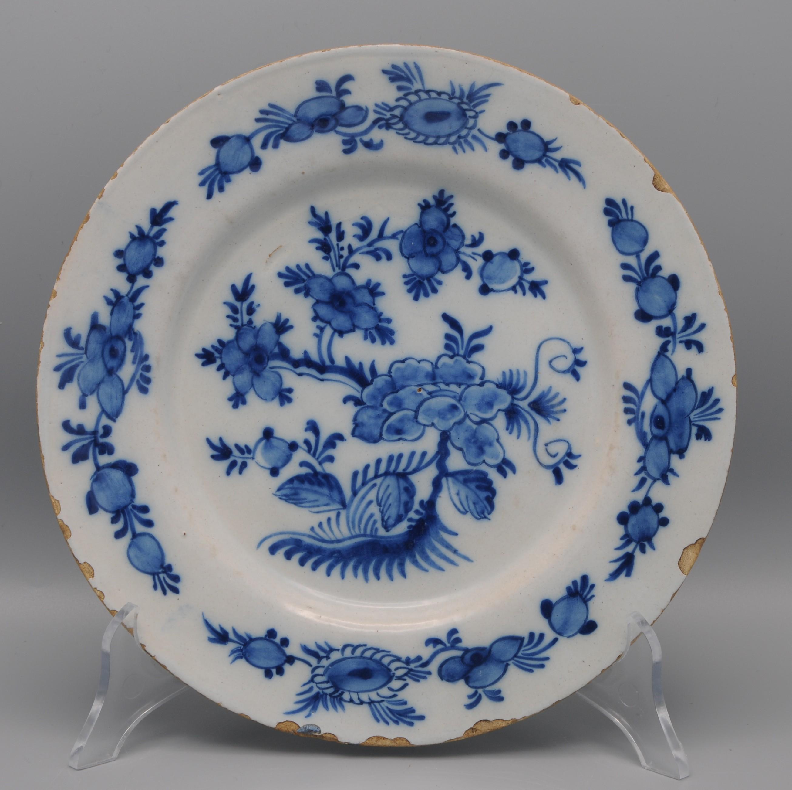 Plato chinoiserie azul de Delft que representa un paisaje oriental con arbustos y un árbol en flor. Los bordes decorados con 4 manojos de ramitas de flores. 


Estado: algunos arañazos y desgaste. Algunos desconchones en el borde. 

Sin marcar,