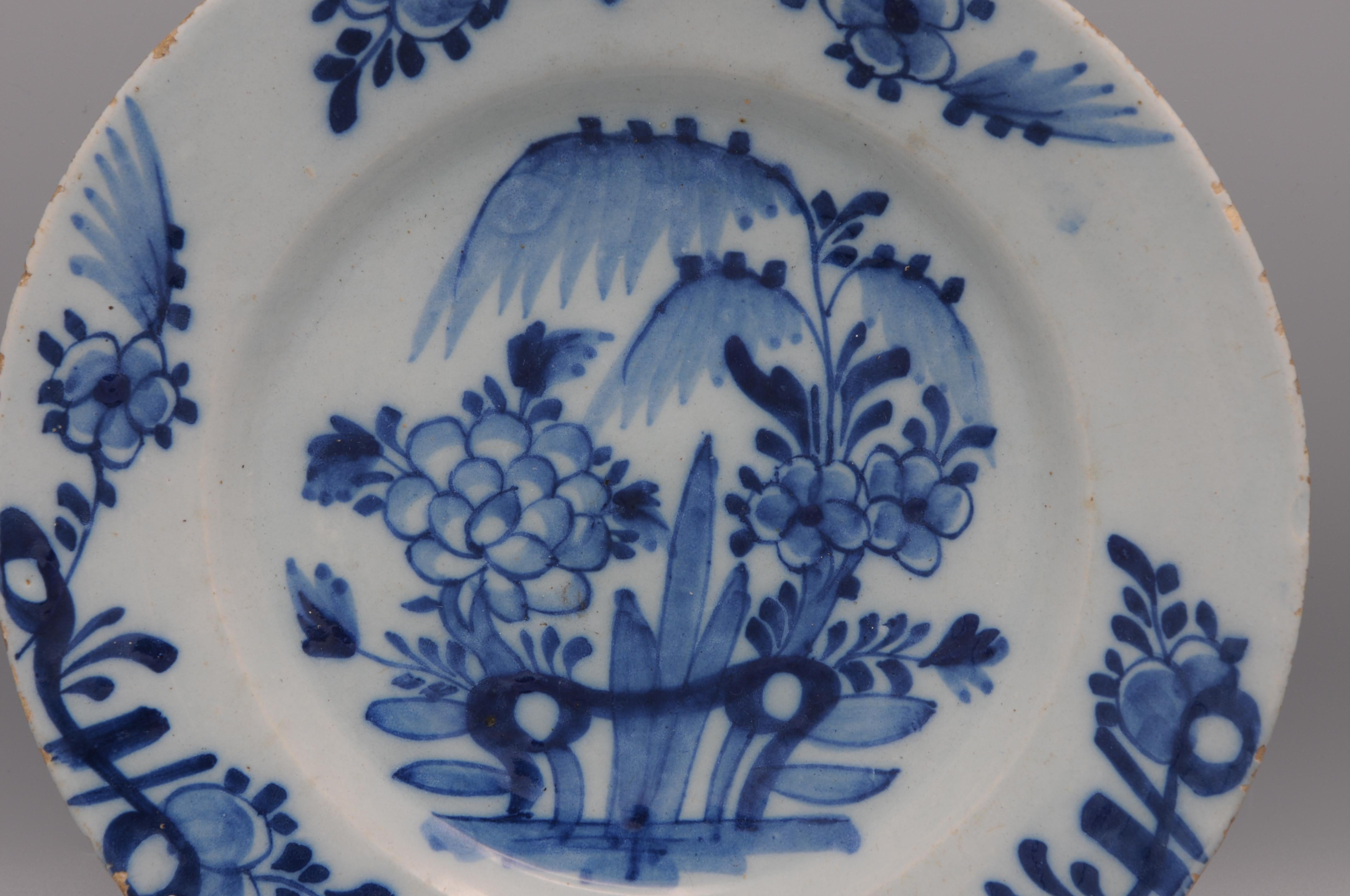 Delft - Plato chinoiserie azul y blanco - Siglo XVIII Chinoiserie en venta