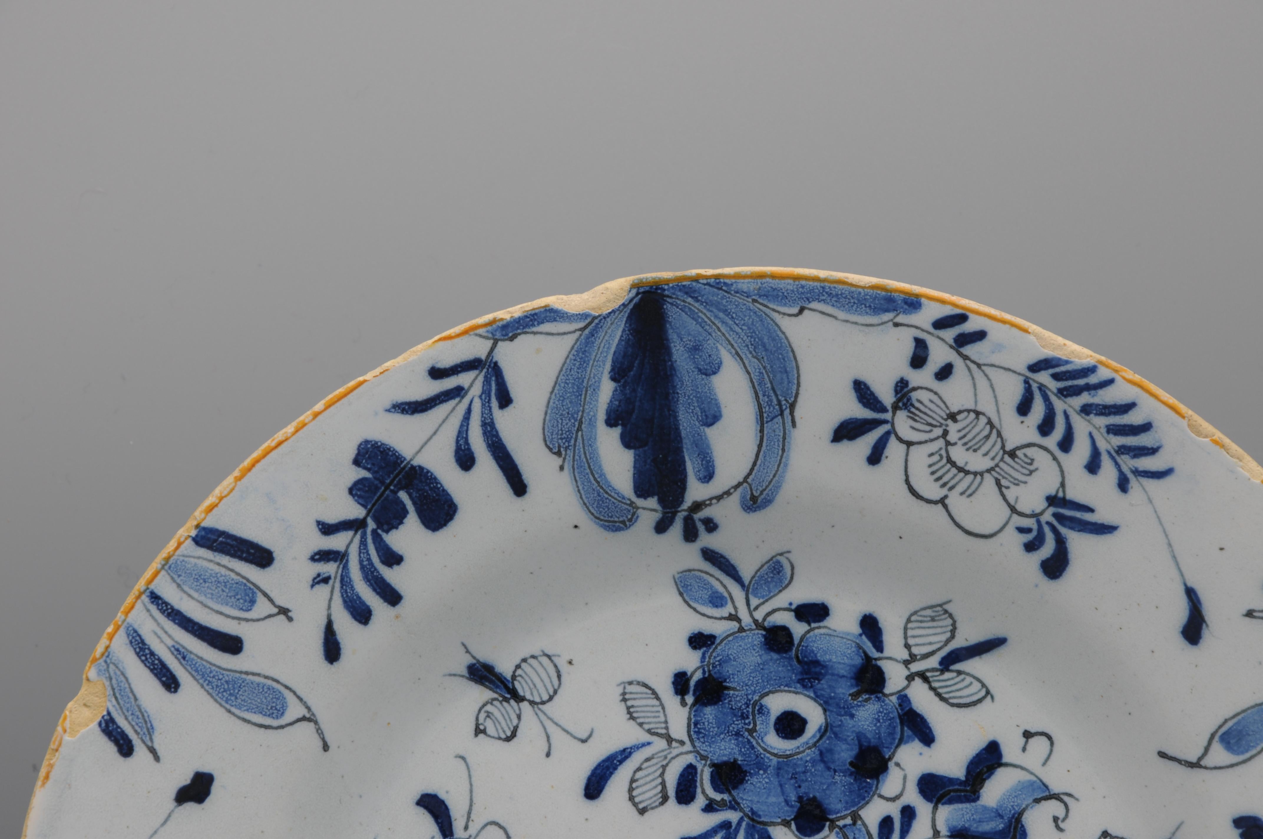 Néerlandais Assiette chinoiseries bleue et blanche de Delft - 18ème siècle en vente