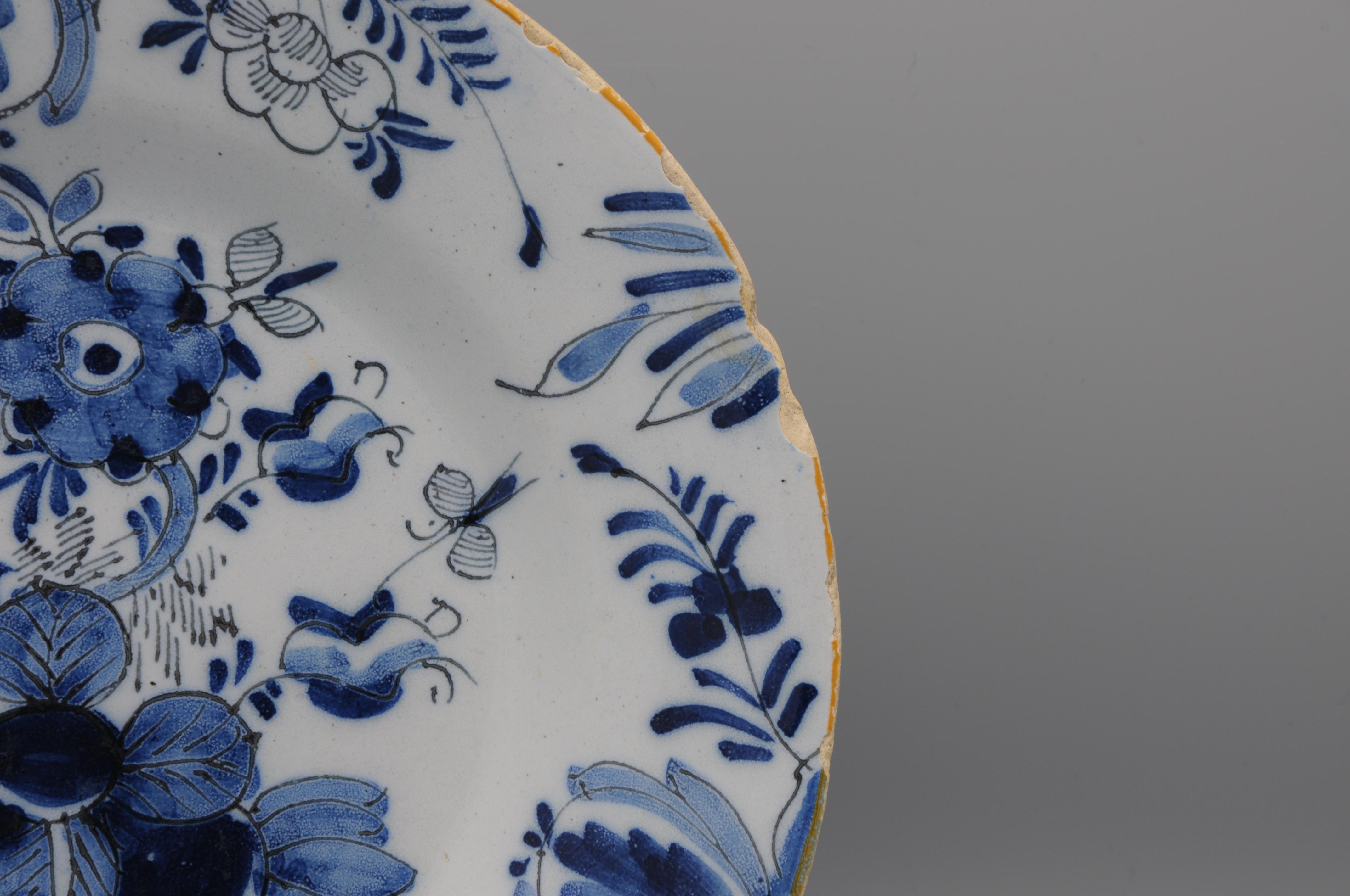 Vernissé Assiette chinoiseries bleue et blanche de Delft - 18ème siècle en vente