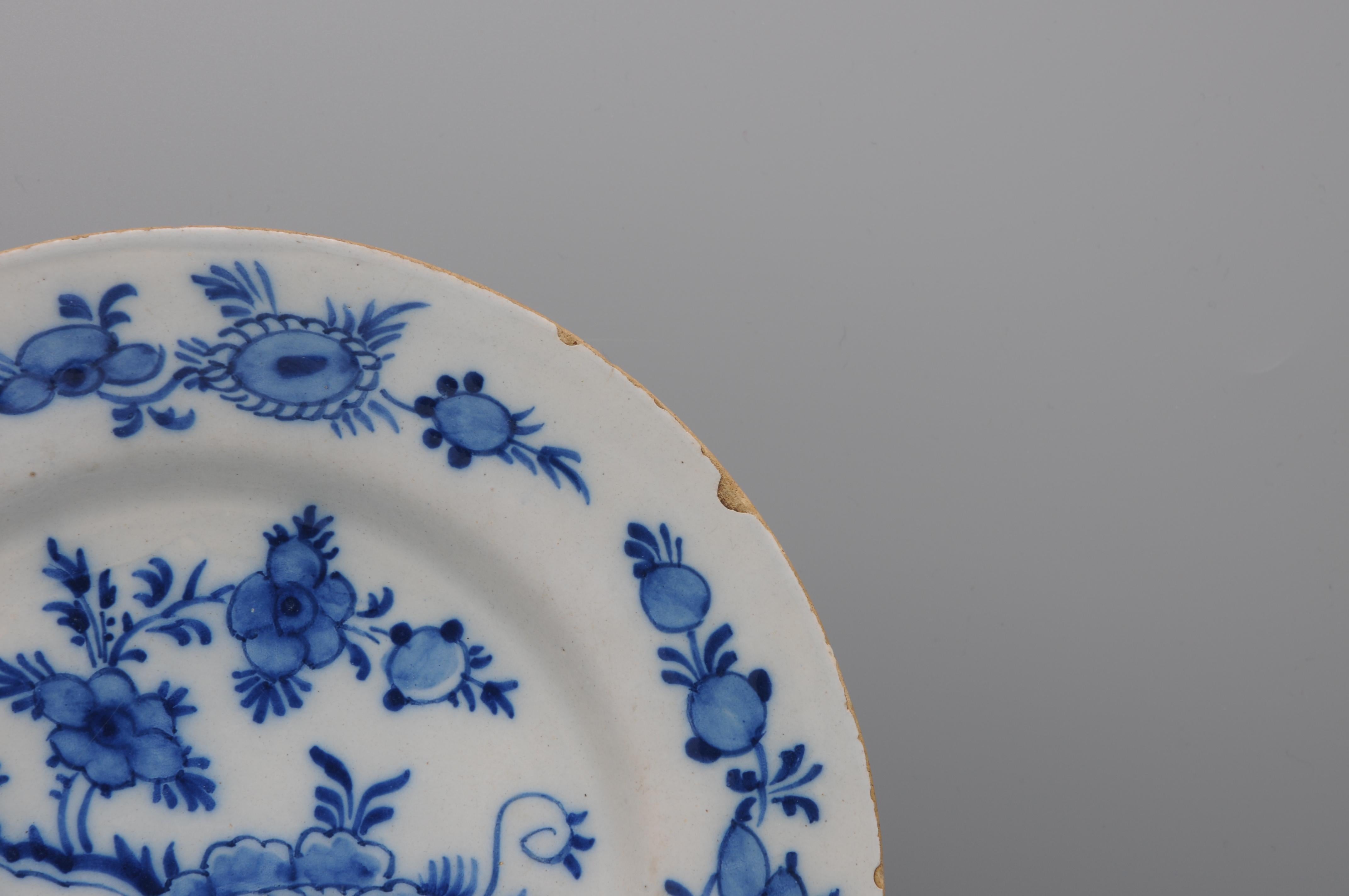 Delft - Plato chinoiserie azul y blanco - Siglo XVIII en Bueno estado para la venta en DELFT, NL