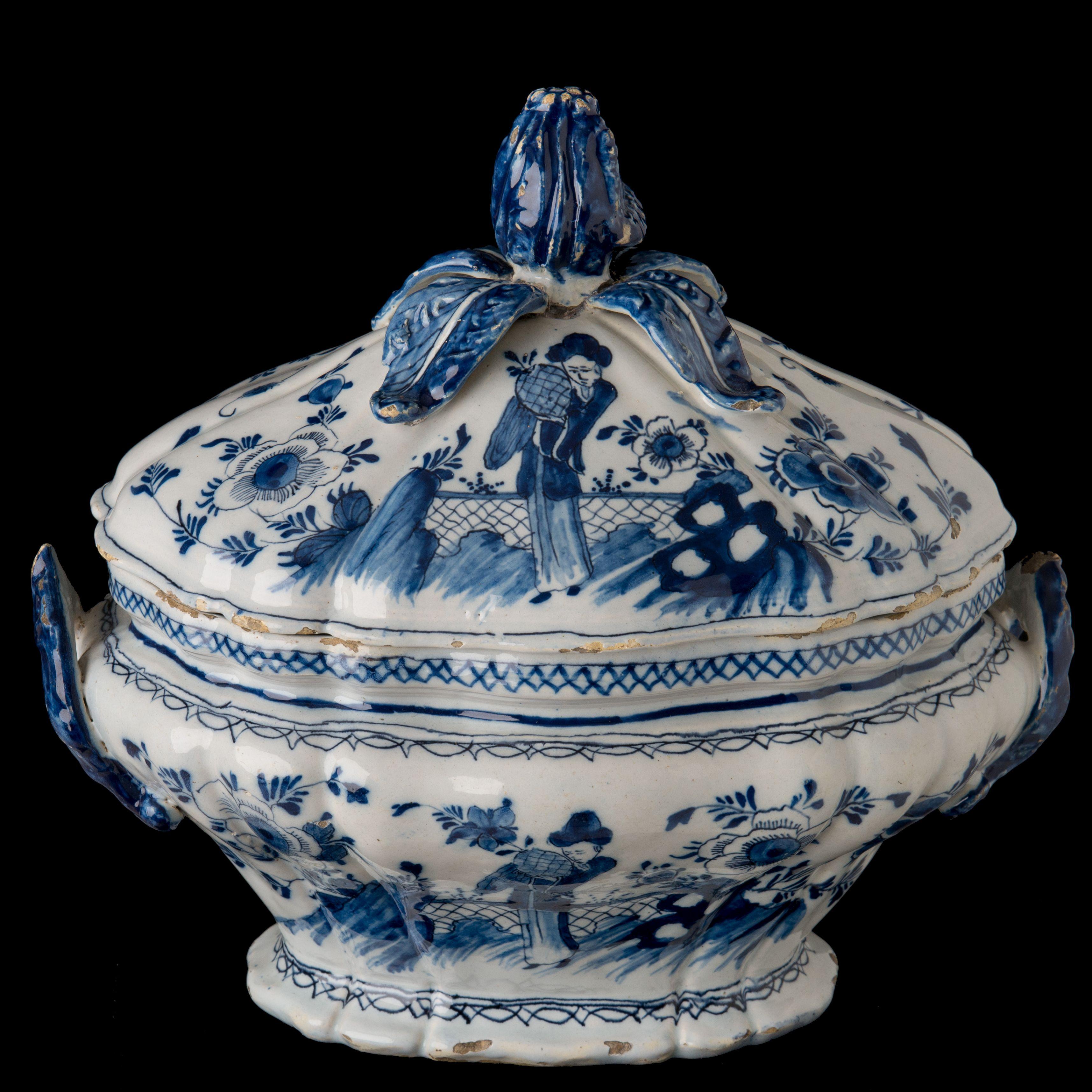 Delft, Blue and white chinoiserie tureen Delft, circa 1750 Mark: DM In Good Condition For Sale In ROSSUM, GE