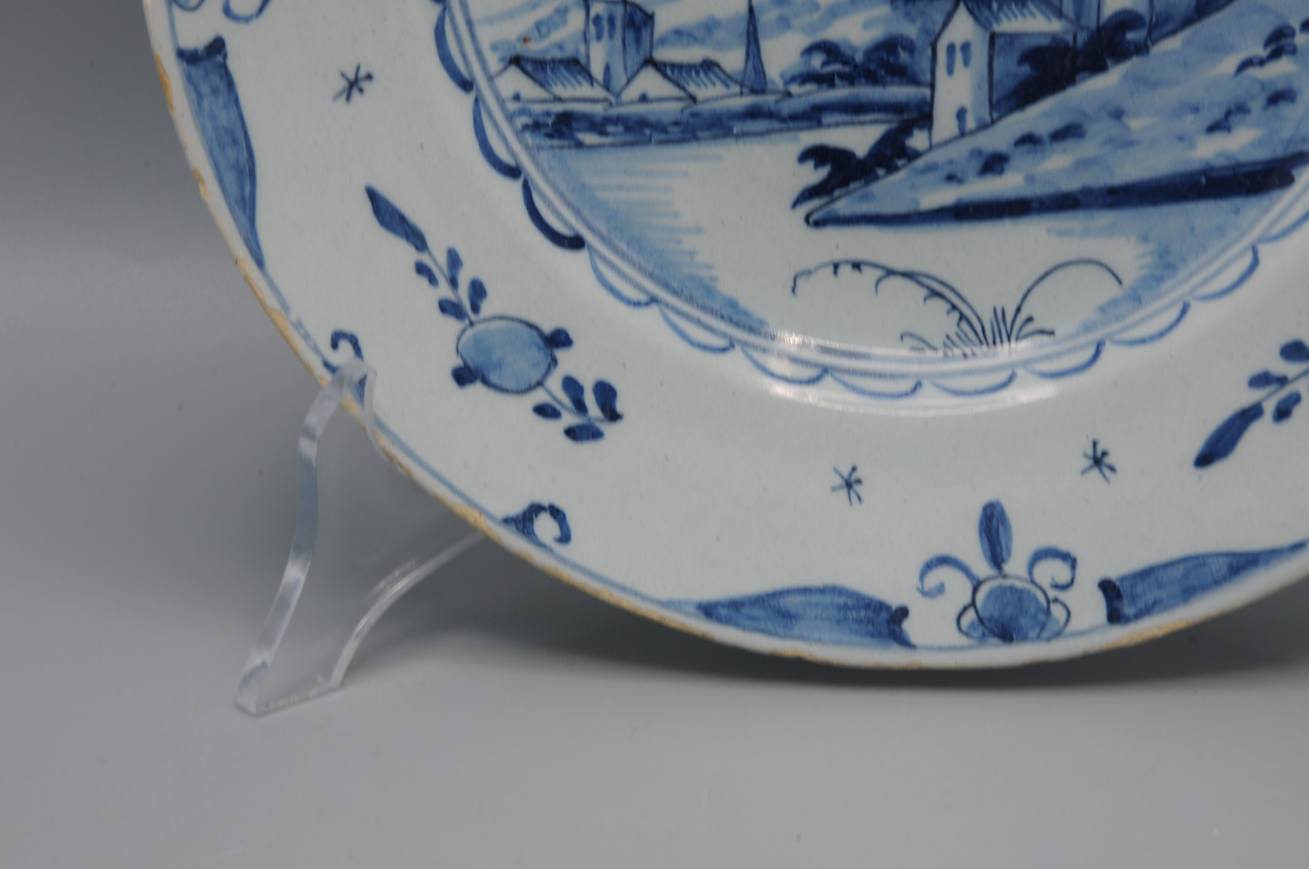 Vernissé Delft - Assiette en faïence bleue et blanche avec paysage, fin du 18e siècle en vente
