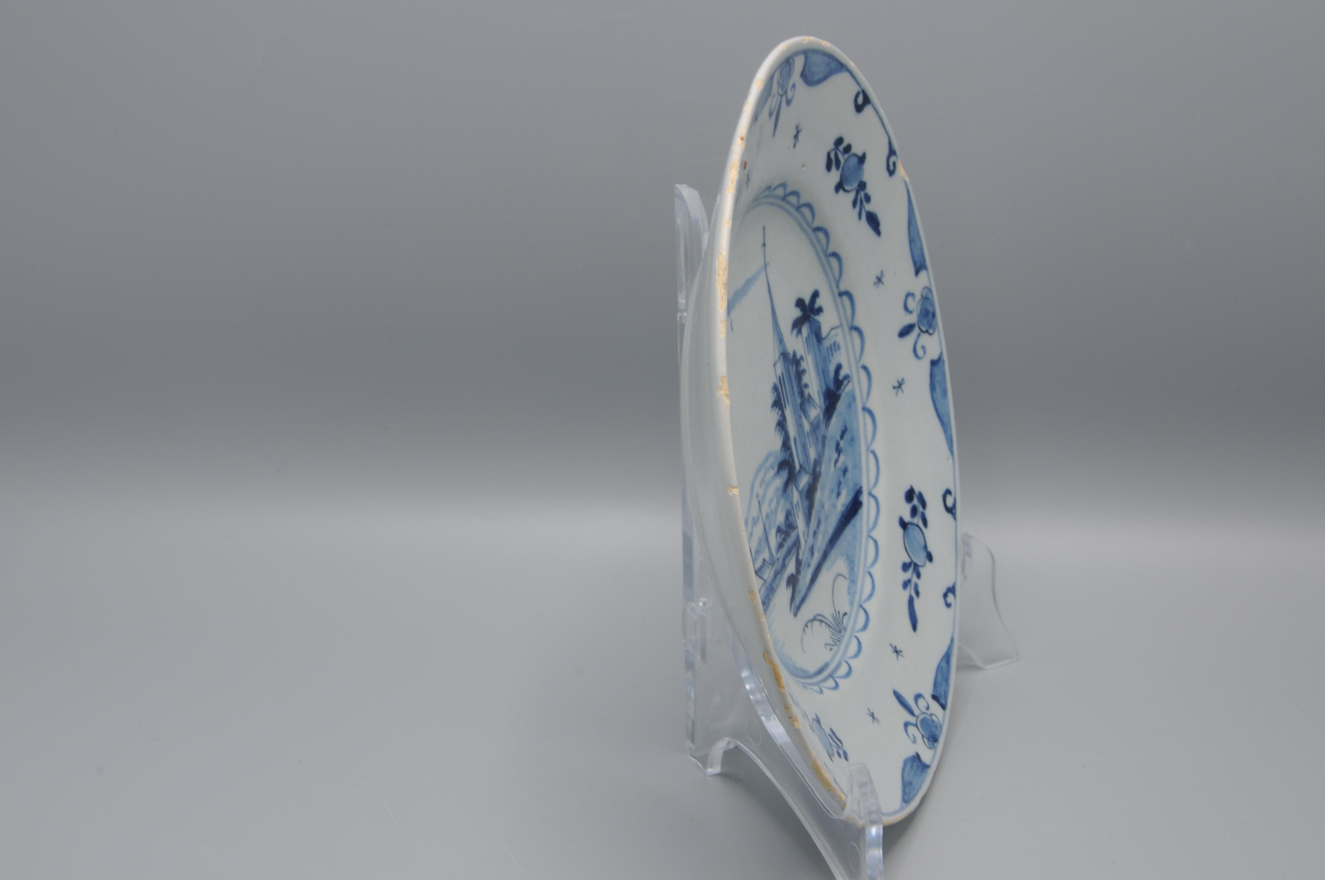 Delft - Assiette en faïence bleue et blanche avec paysage, fin du 18e siècle Bon état - En vente à DELFT, NL