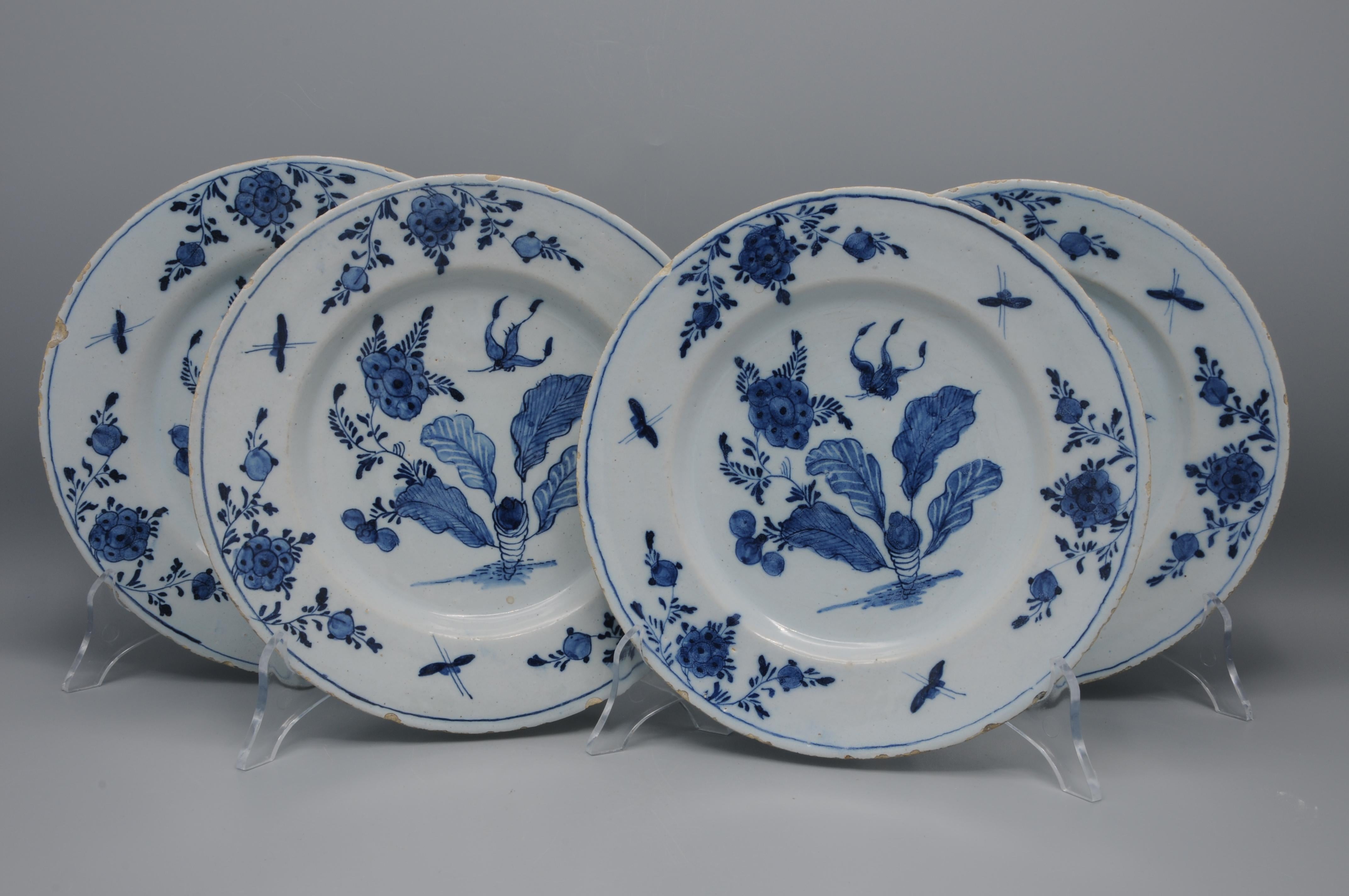 Cet ensemble comprend quatre assiettes de Delft du milieu du XVIIIe siècle, chacune avec un décor de chinoiserie en bleu de cobalt. Le champ central montre un rameau central de feuilles de tabac s'élevant d'un rocher stylisé, encadré par une étroite