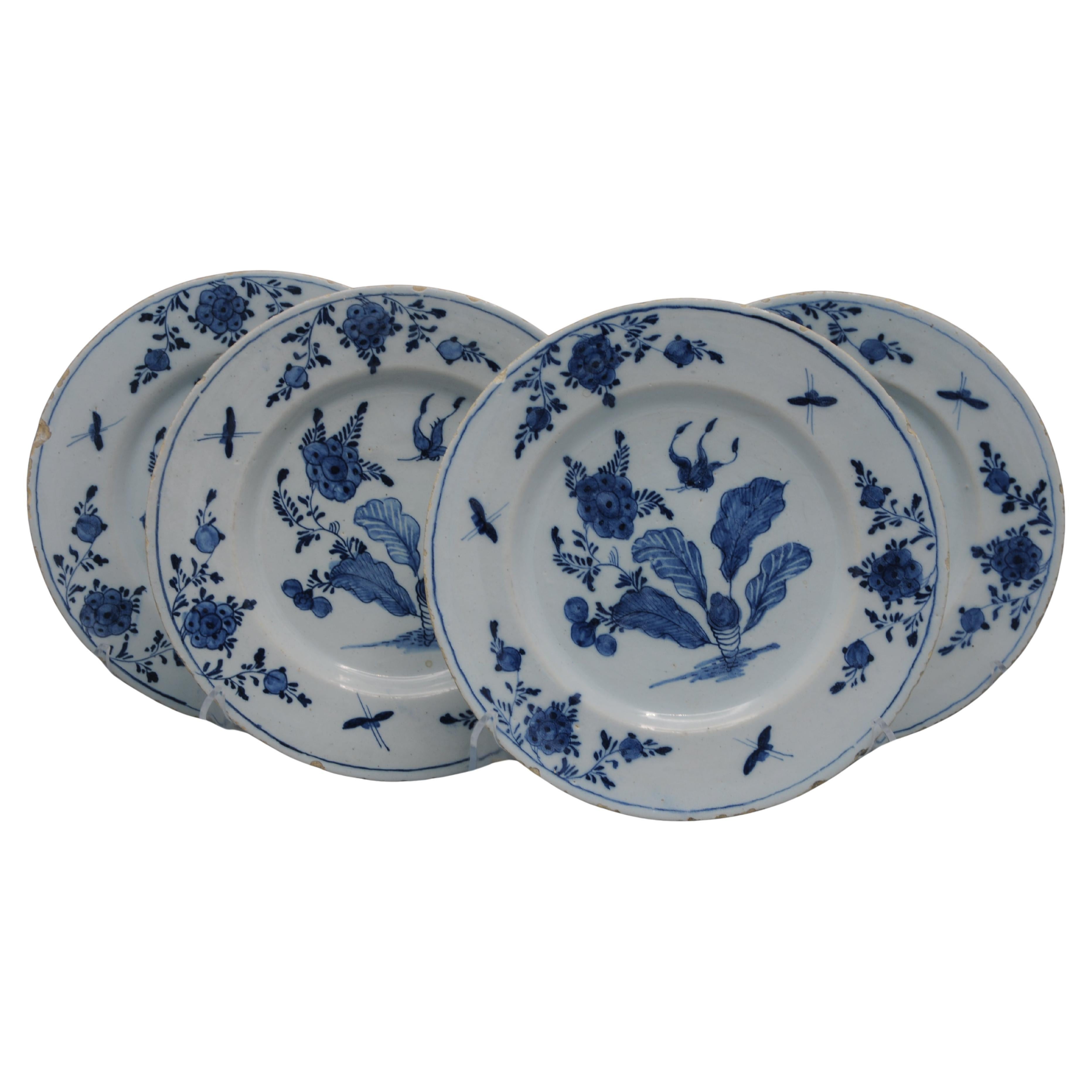 Delft - Blaues und weißes Delfter Set mit 4 Chinoiserie-Tellern, 18. Jahrhundert