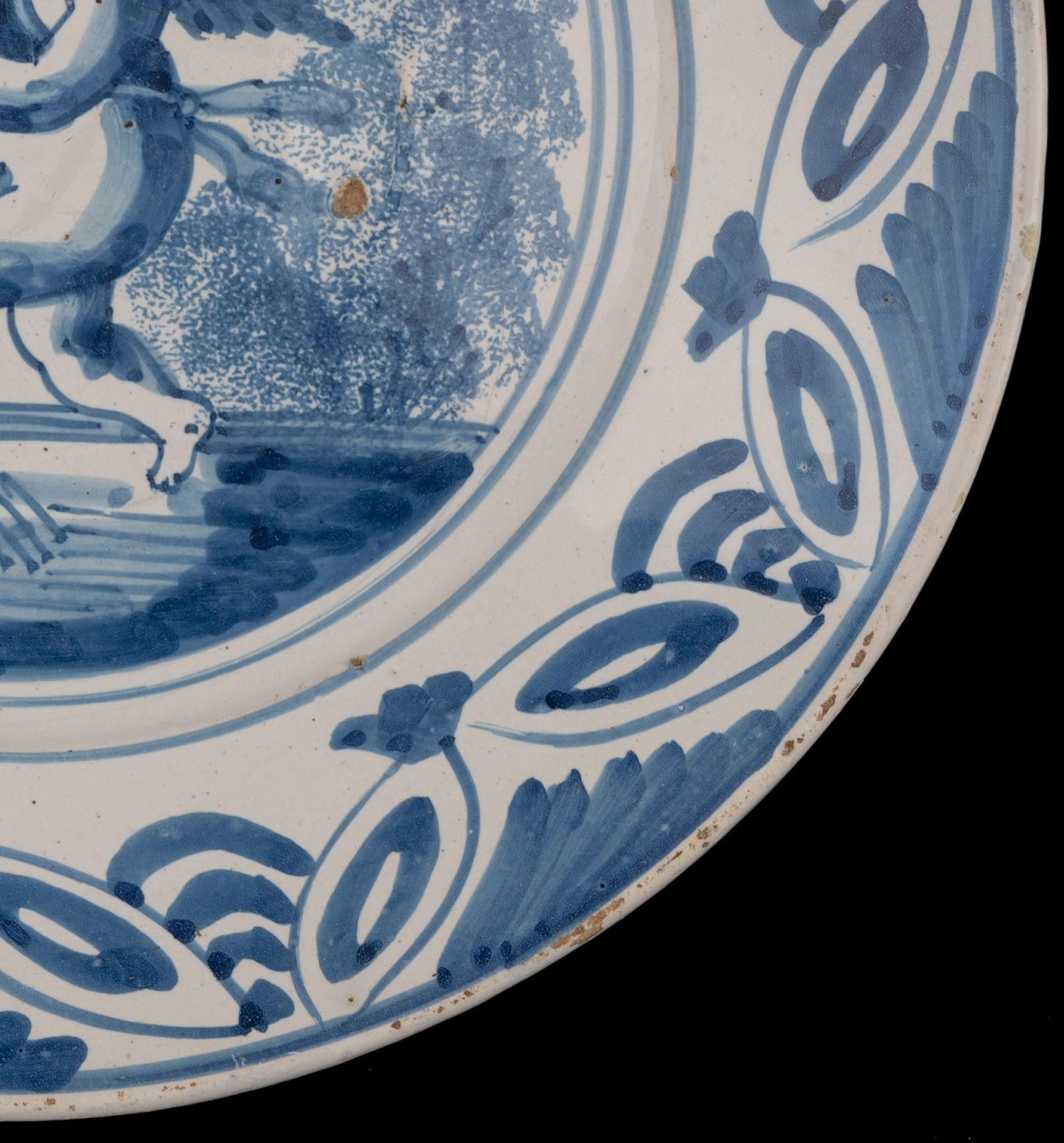 The Delft Blue and White Dish mit einem Flöte spielenden Putto, Niederlande, 1660-1700 im Zustand „Gut“ im Angebot in ROSSUM, GE