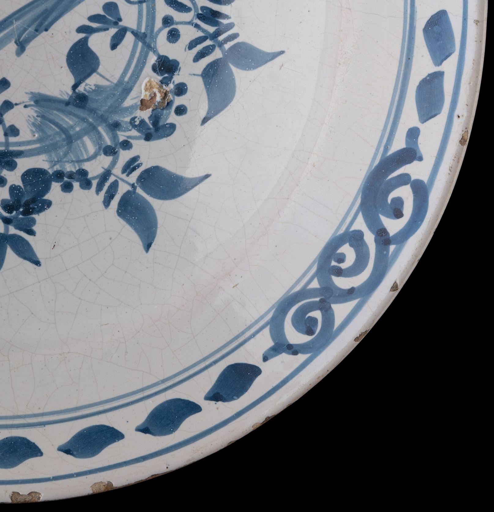 Delft Blue and White Dish with Bird on a Double Ring, 1700-1750 In Good Condition For Sale In ROSSUM, GE
