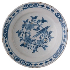 Plat de Delft bleu et blanc avec oiseau sur un double anneau, 1700-1750