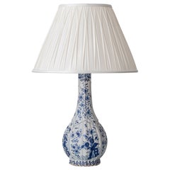 Lámpara de mesa de loza azul y blanca de Delft, de Samson de París, finales del siglo XIX