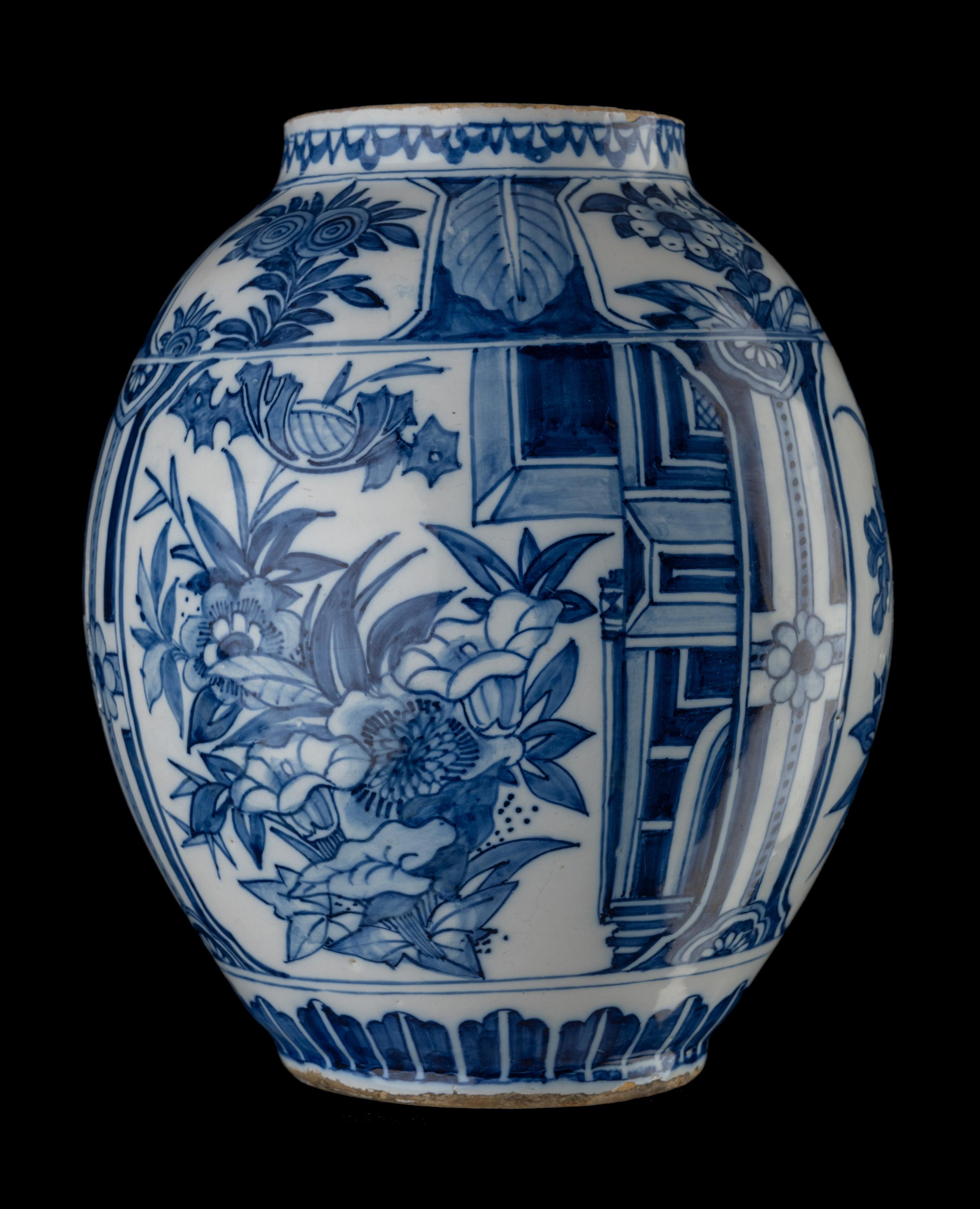 Delfter Delfter, blauer und weißer geblümter Chinoiserie-Gefäß, 1650-1680 (Niederländisch) im Angebot