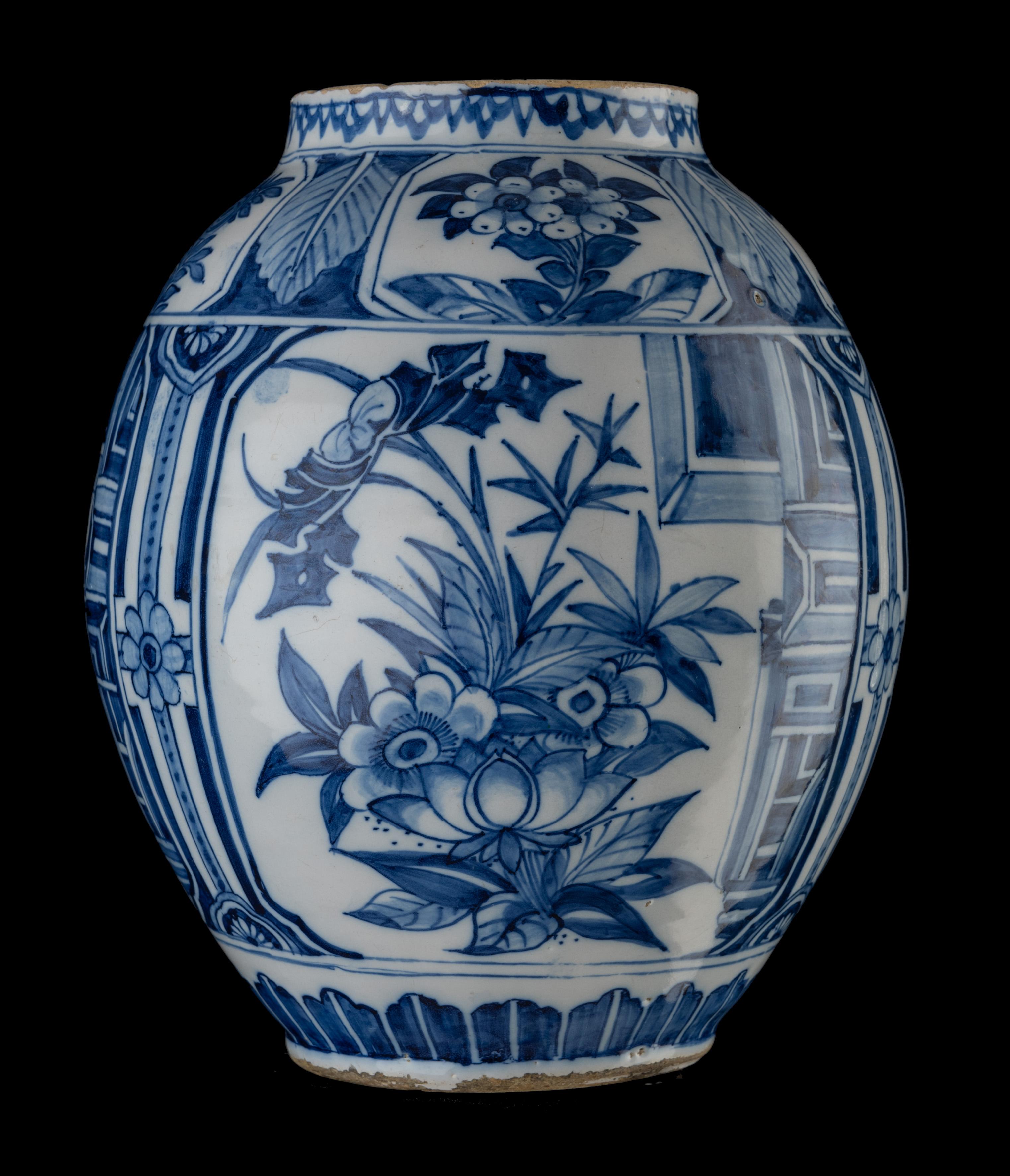 Hand-Painted Delft, Blue and White floral Chinoiserie Jar, 1650-1680 For Sale