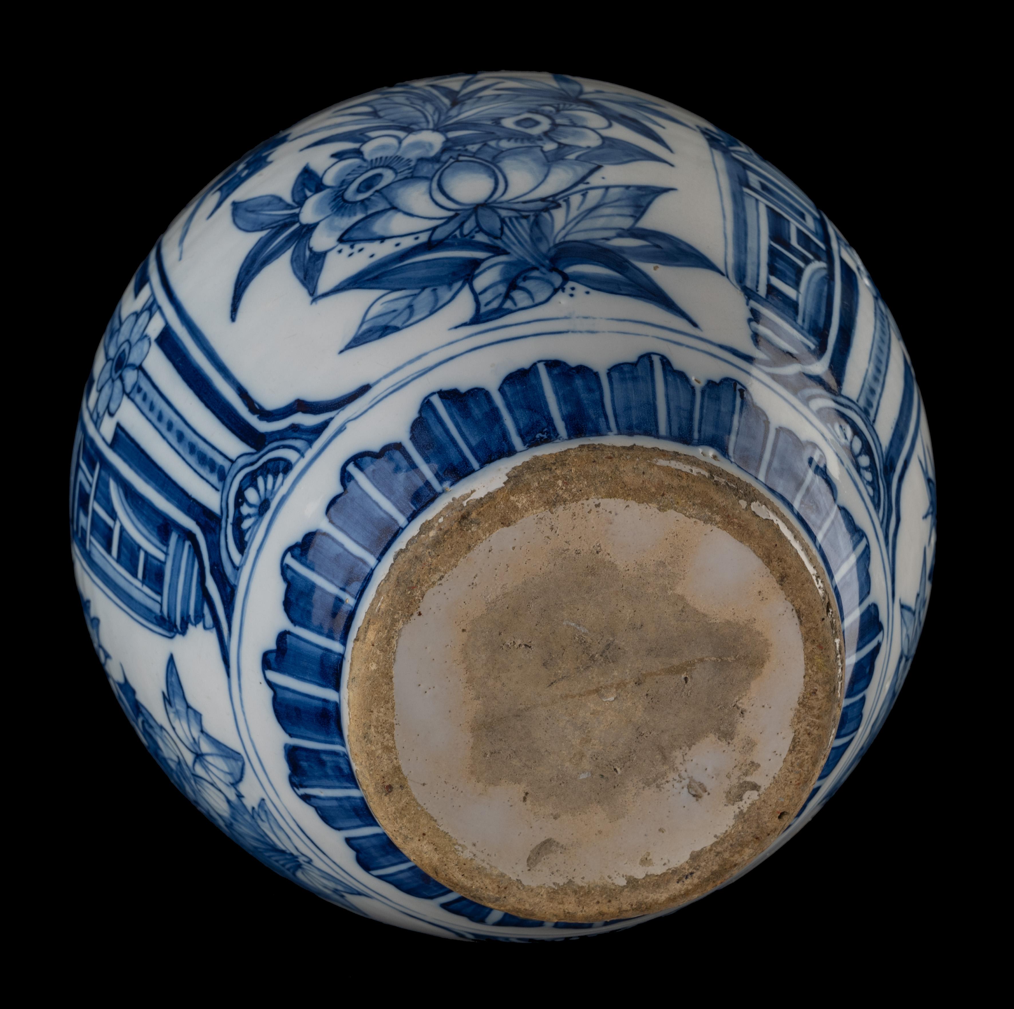 Delft, Blue and White floral Chinoiserie Jar, 1650-1680 In Good Condition For Sale In Verviers, BE
