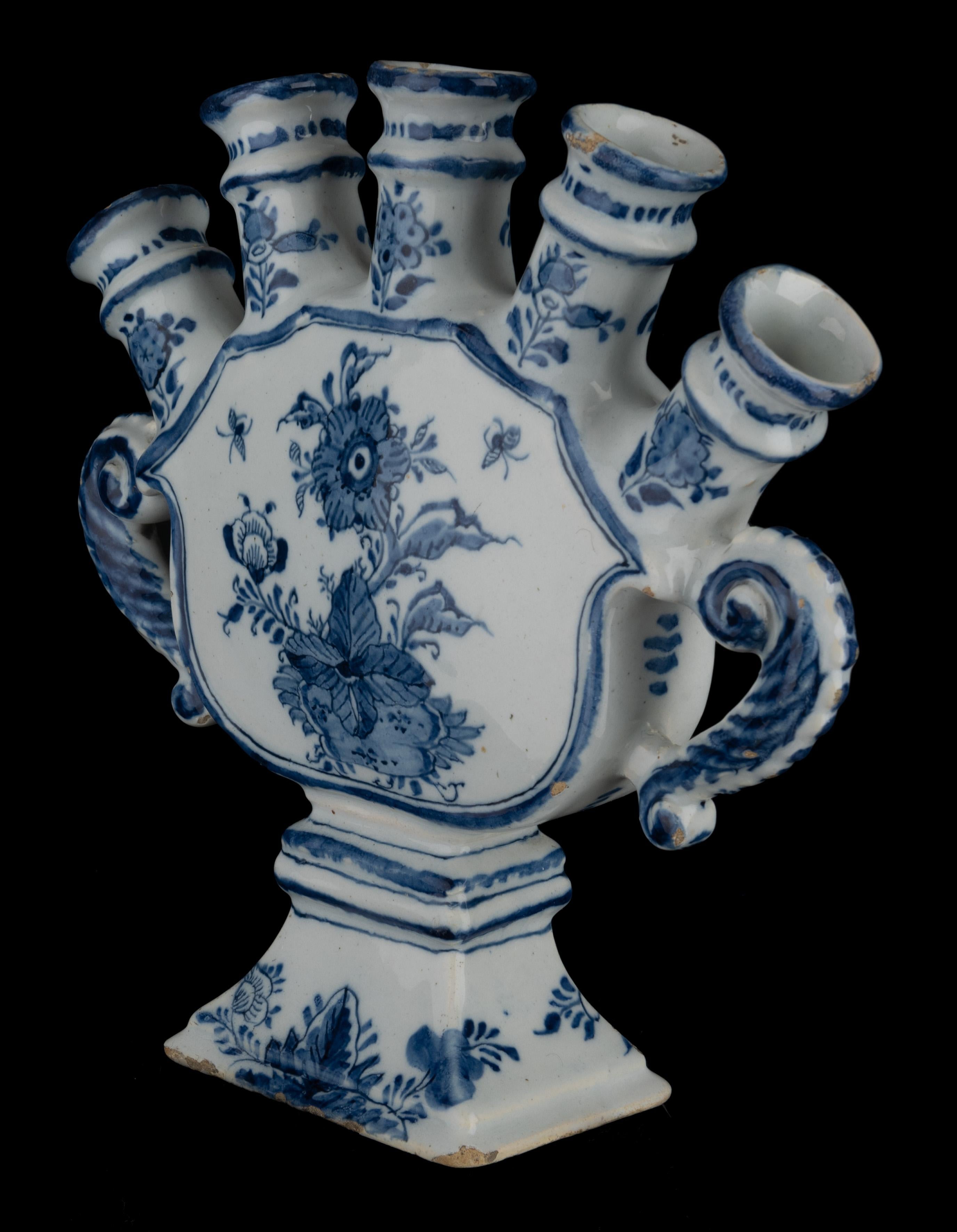 Vernissé Vase à fleurs de Delft bleu et blanc avec cuillères Vase à tulipes 1720-1730 en vente