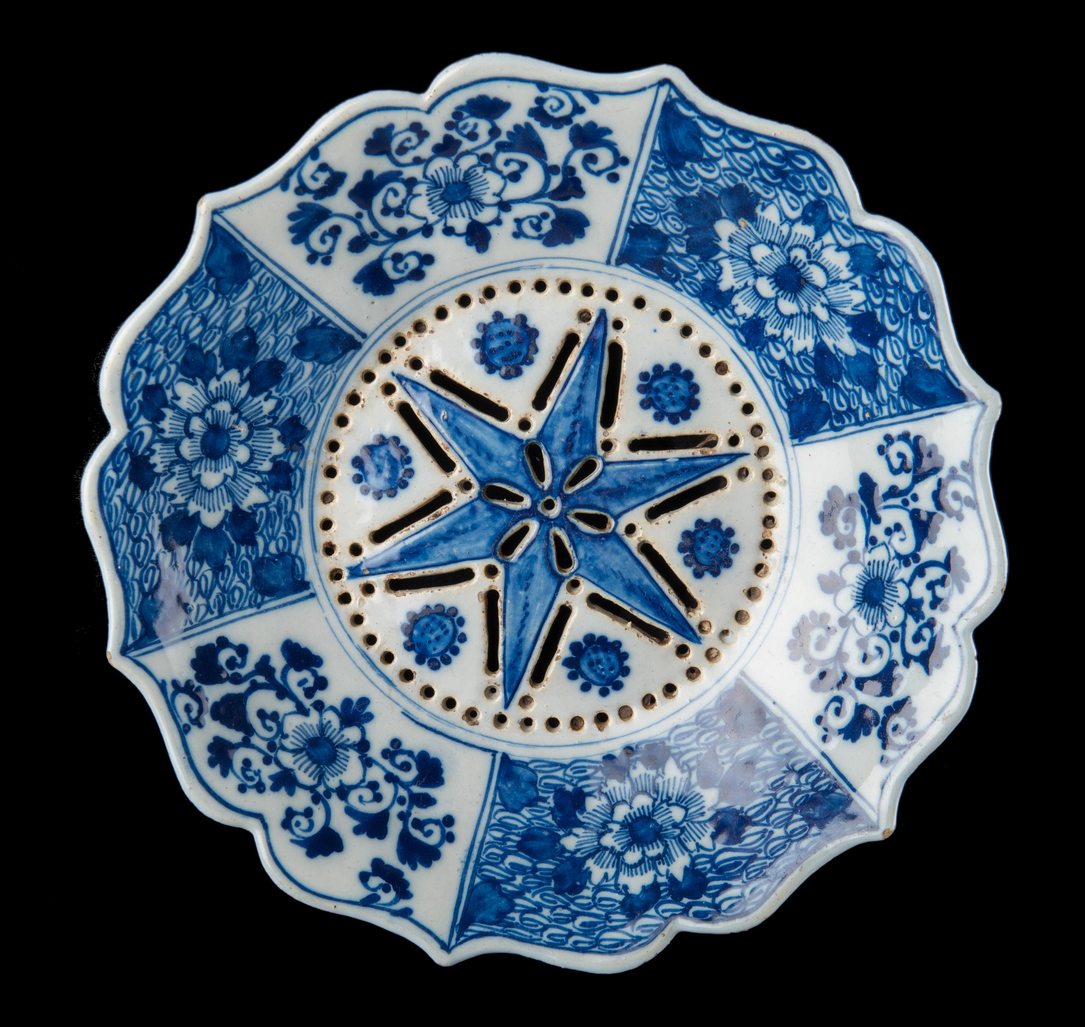 Dutch Delft, Blue and White Fruit Dish on Stand, 1740-1760 The Porcelain Claw Pottery For Sale