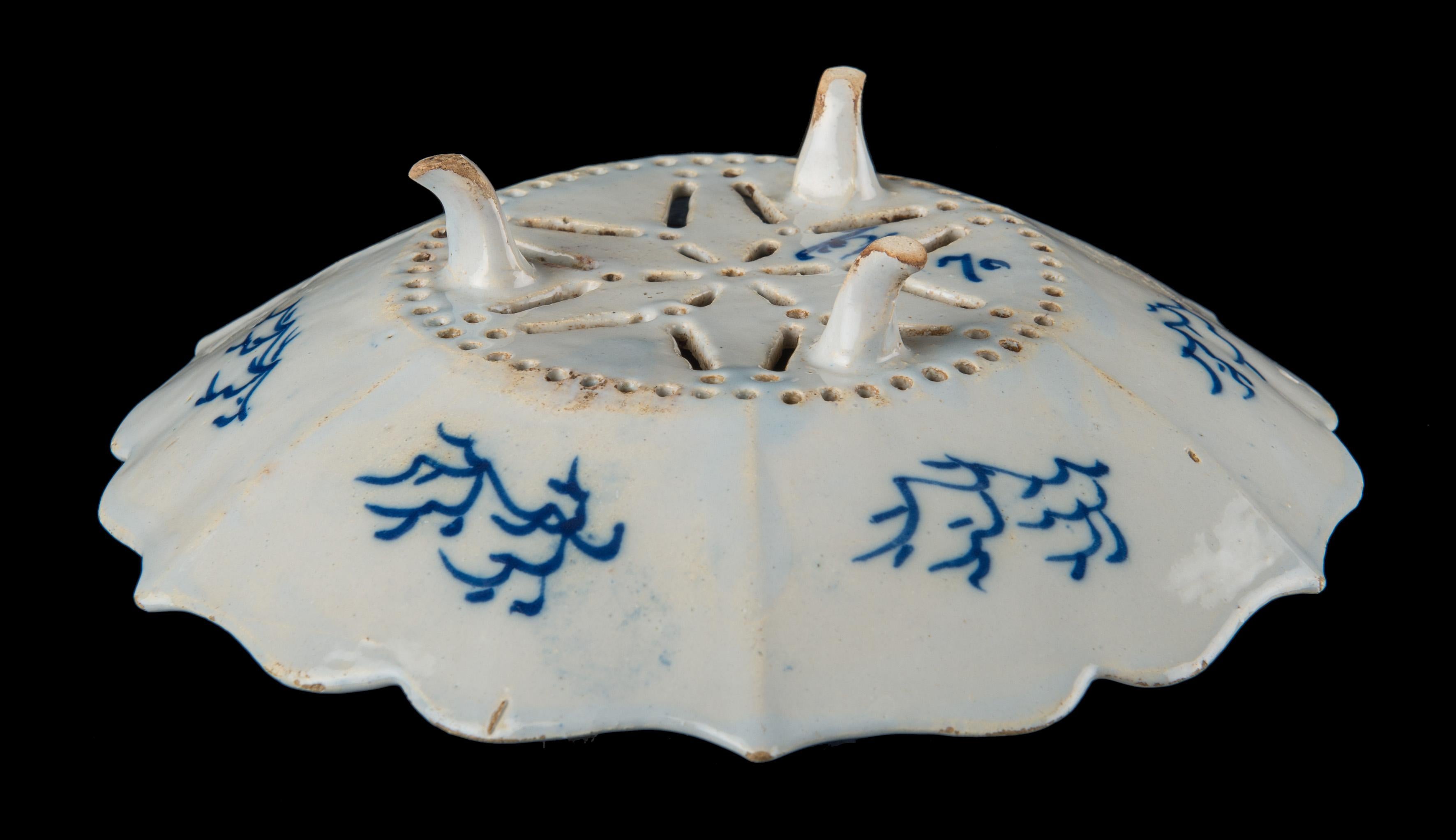 Delfter, blauer und weißer Obstschale auf Ständer, 1740-1760 The Porcelain Claw Pottery im Zustand „Gut“ im Angebot in Verviers, BE