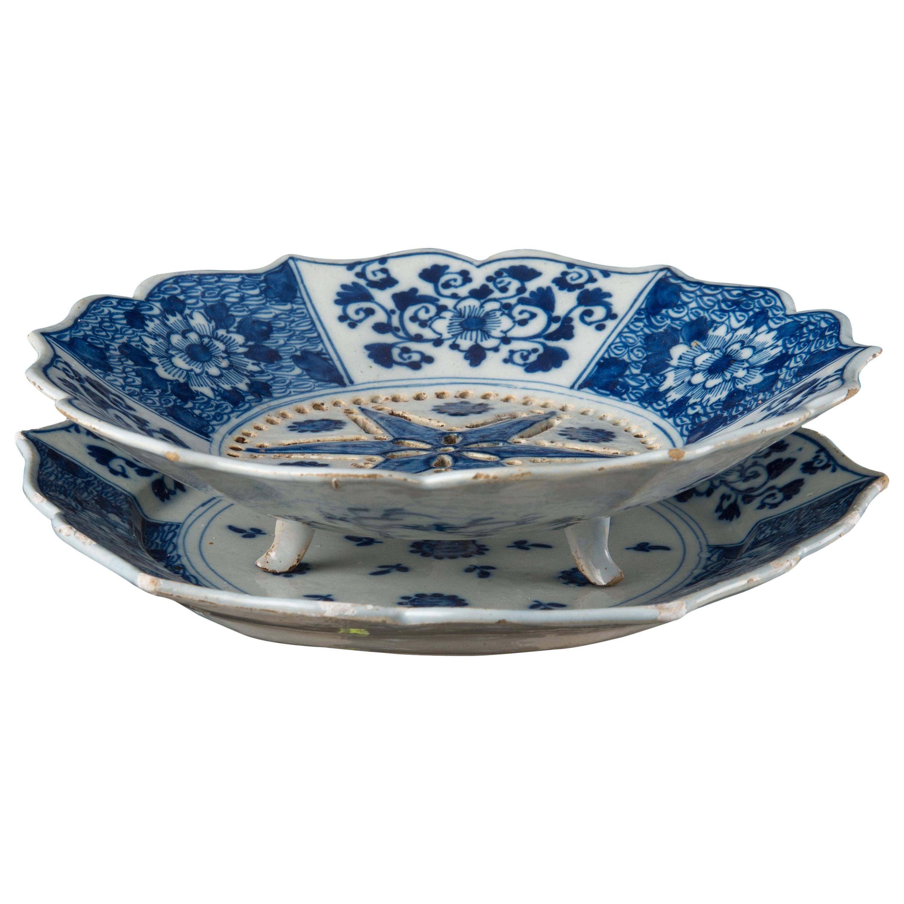 Delfter, blauer und weißer Obstschale auf Ständer, 1740-1760 The Porcelain Claw Pottery im Angebot
