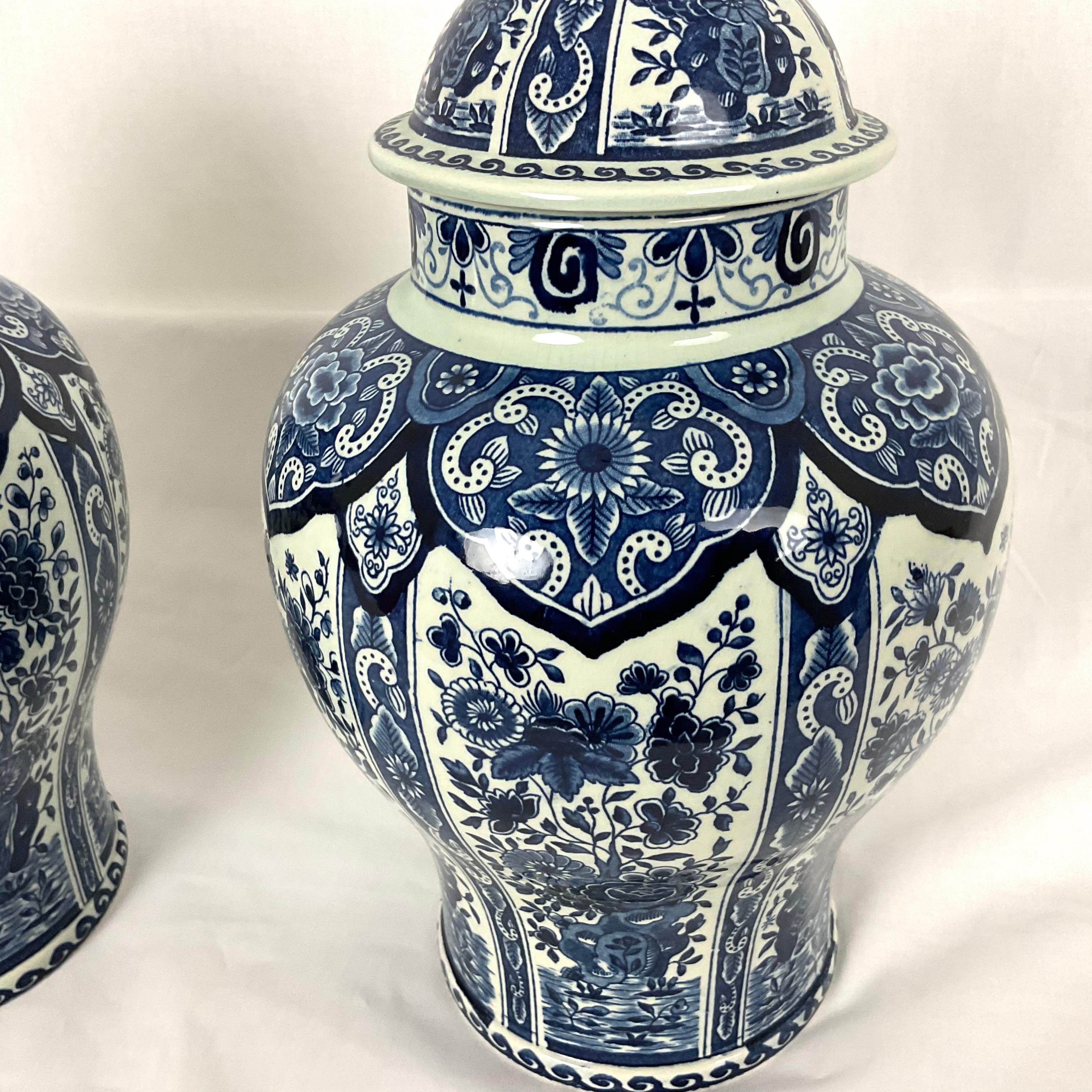 Barocco Delft Blue and White Ginger Jar Urns in vendita