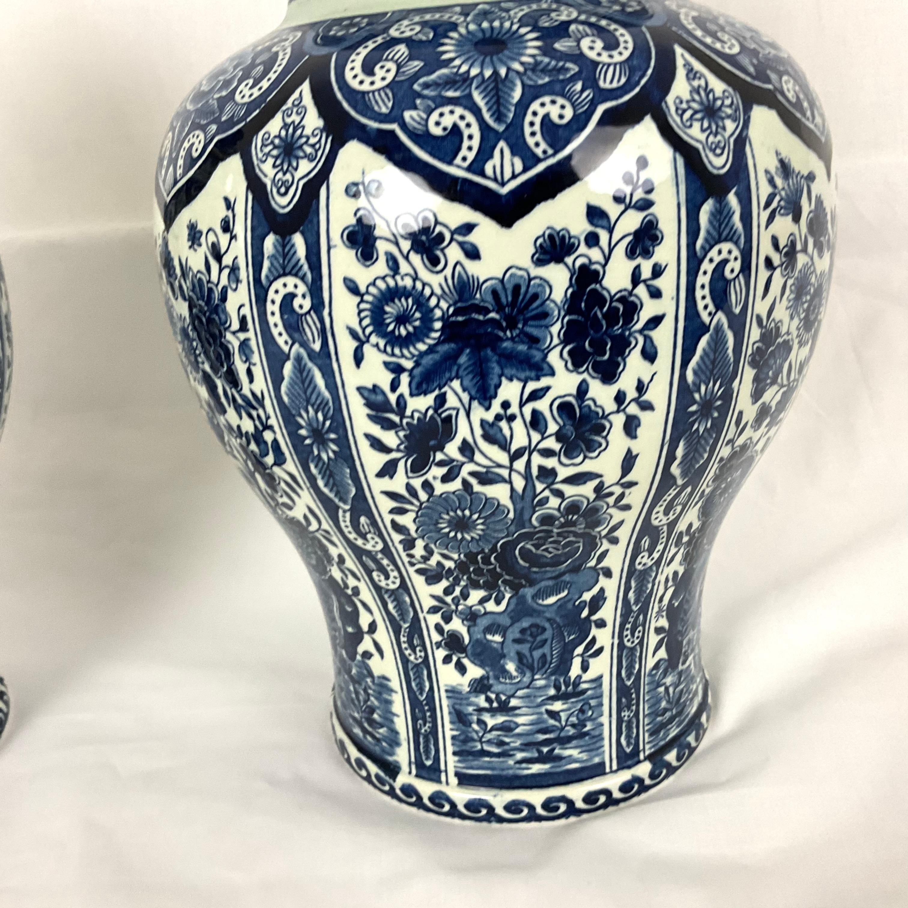 Tedesco Delft Blue and White Ginger Jar Urns in vendita