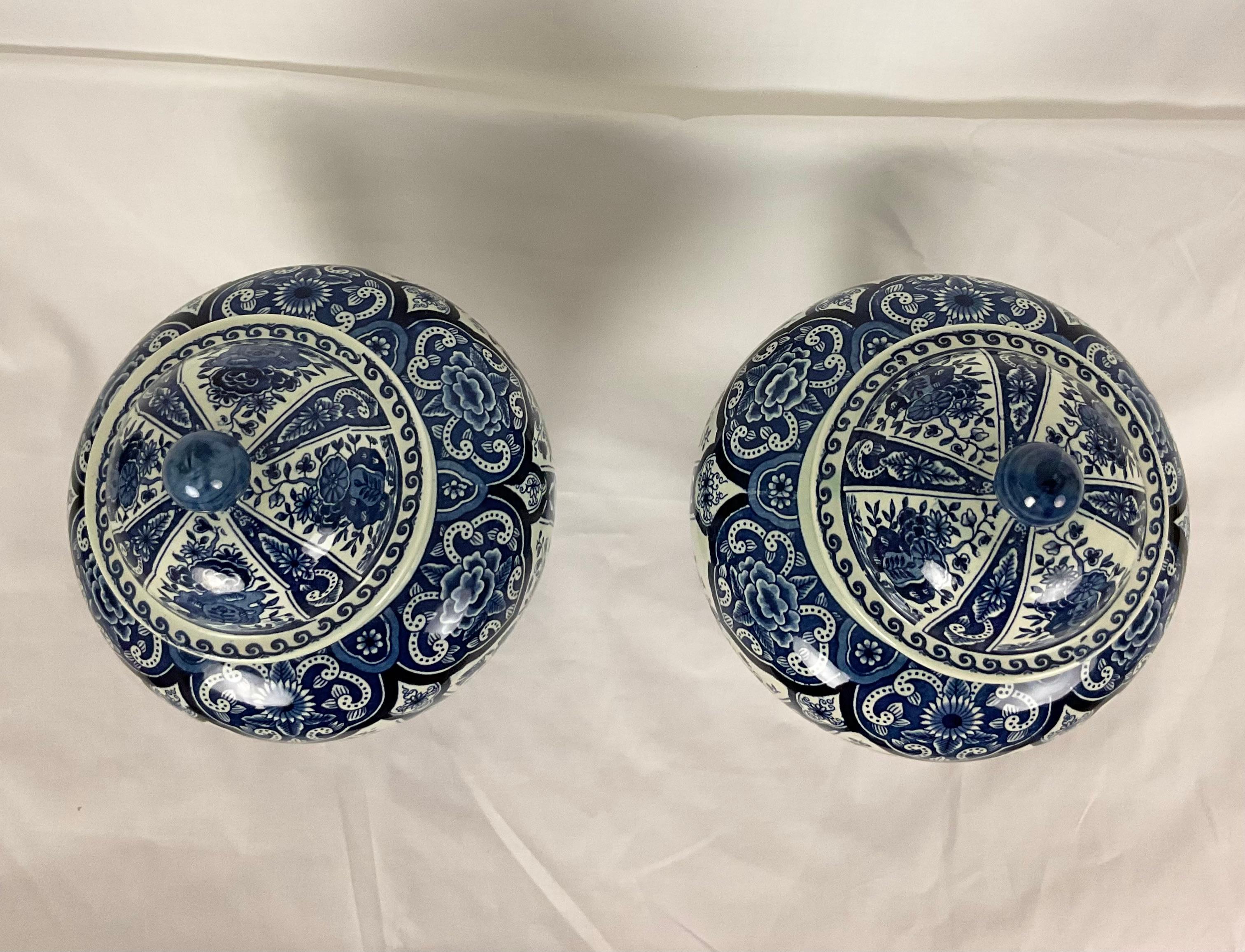 Metà XX secolo Delft Blue and White Ginger Jar Urns in vendita