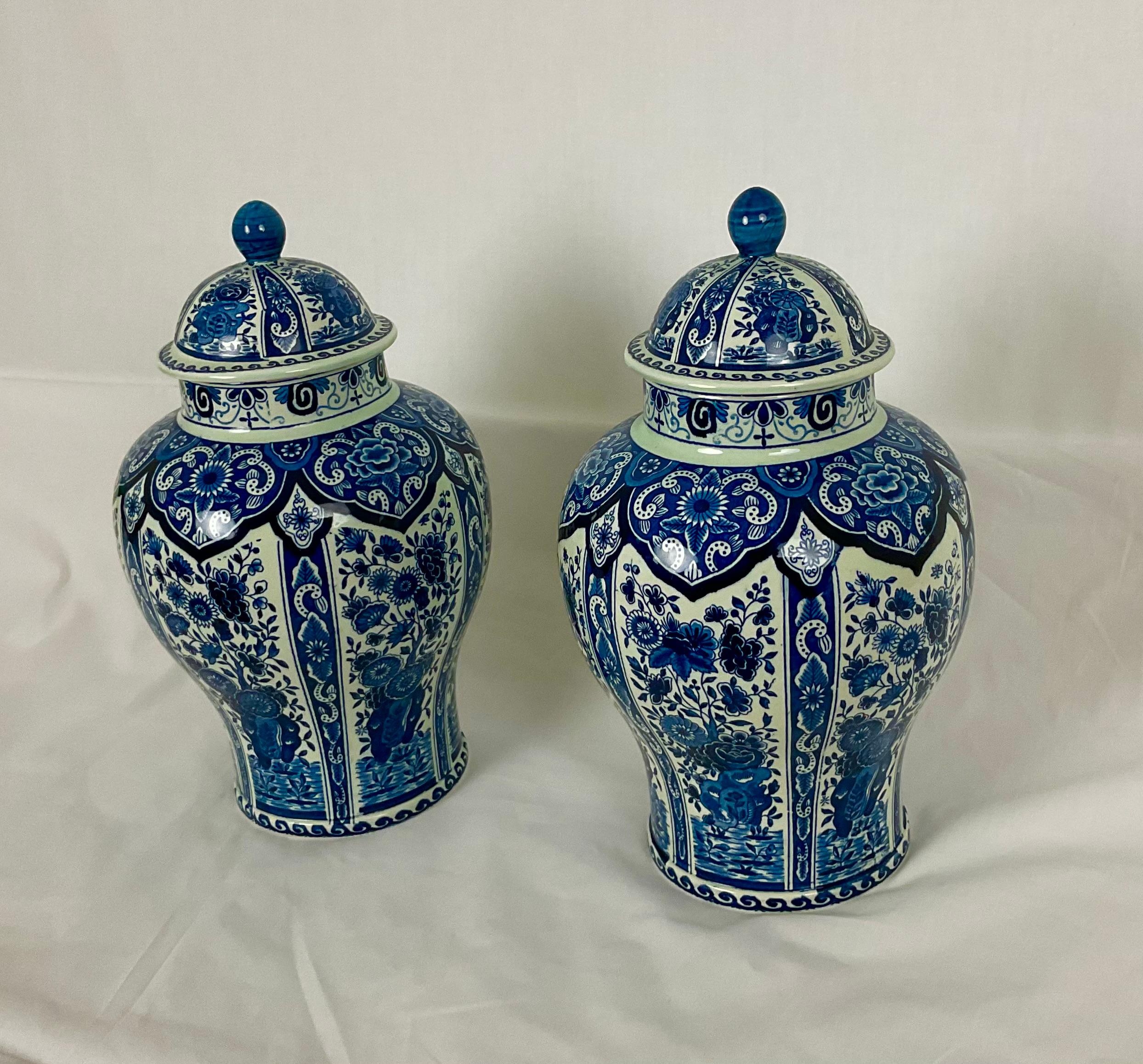 Ceramica Delft Blue and White Ginger Jar Urns in vendita