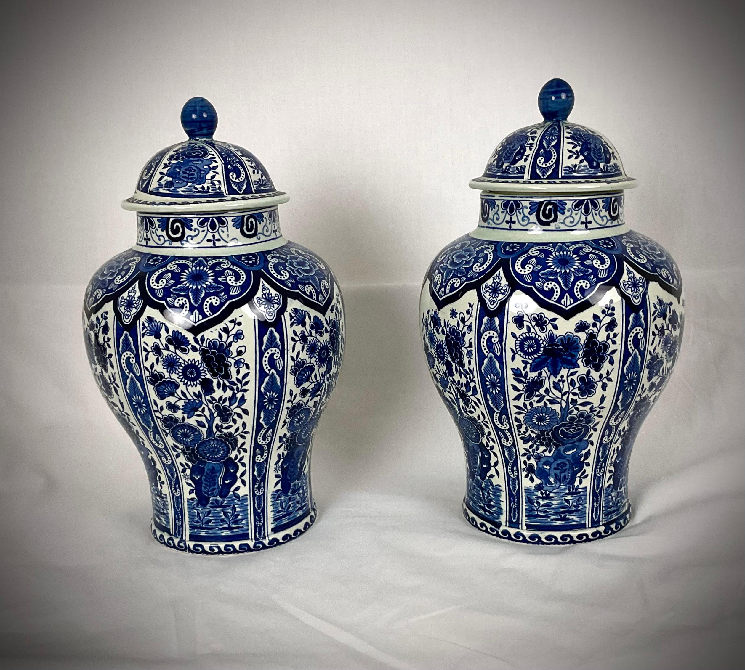 Delft Blue and White Ginger Jar Urns in vendita 1