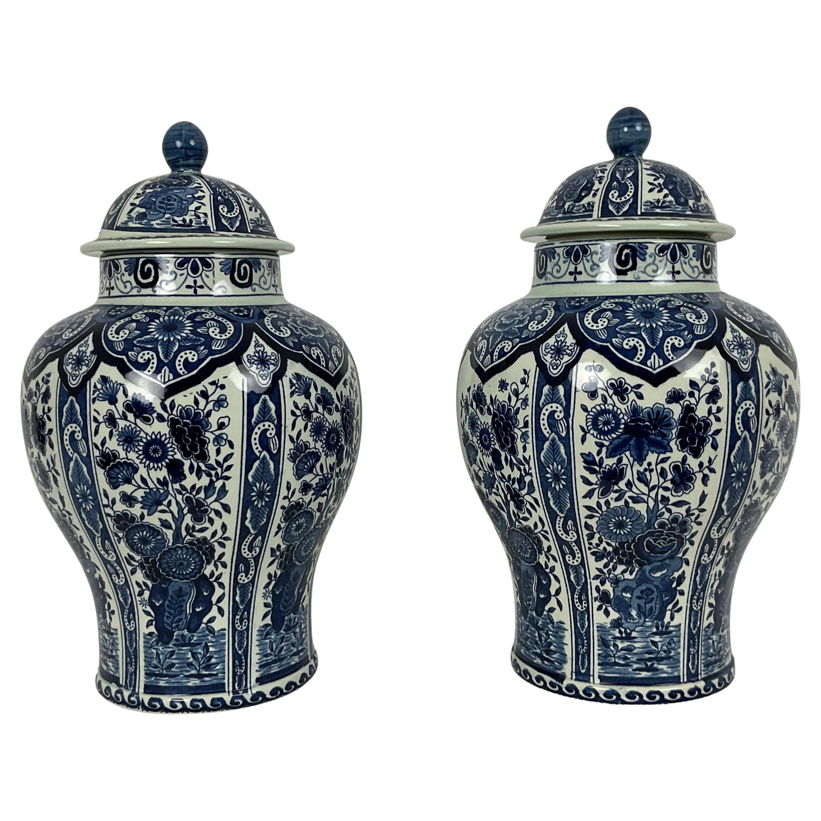 Delft Blue and White Ginger Jar Urns in vendita
