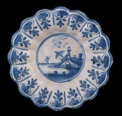 Plat lobé bleu et blanc de Delft avec paysage, Pays-Bas du Nord, 1650-1680