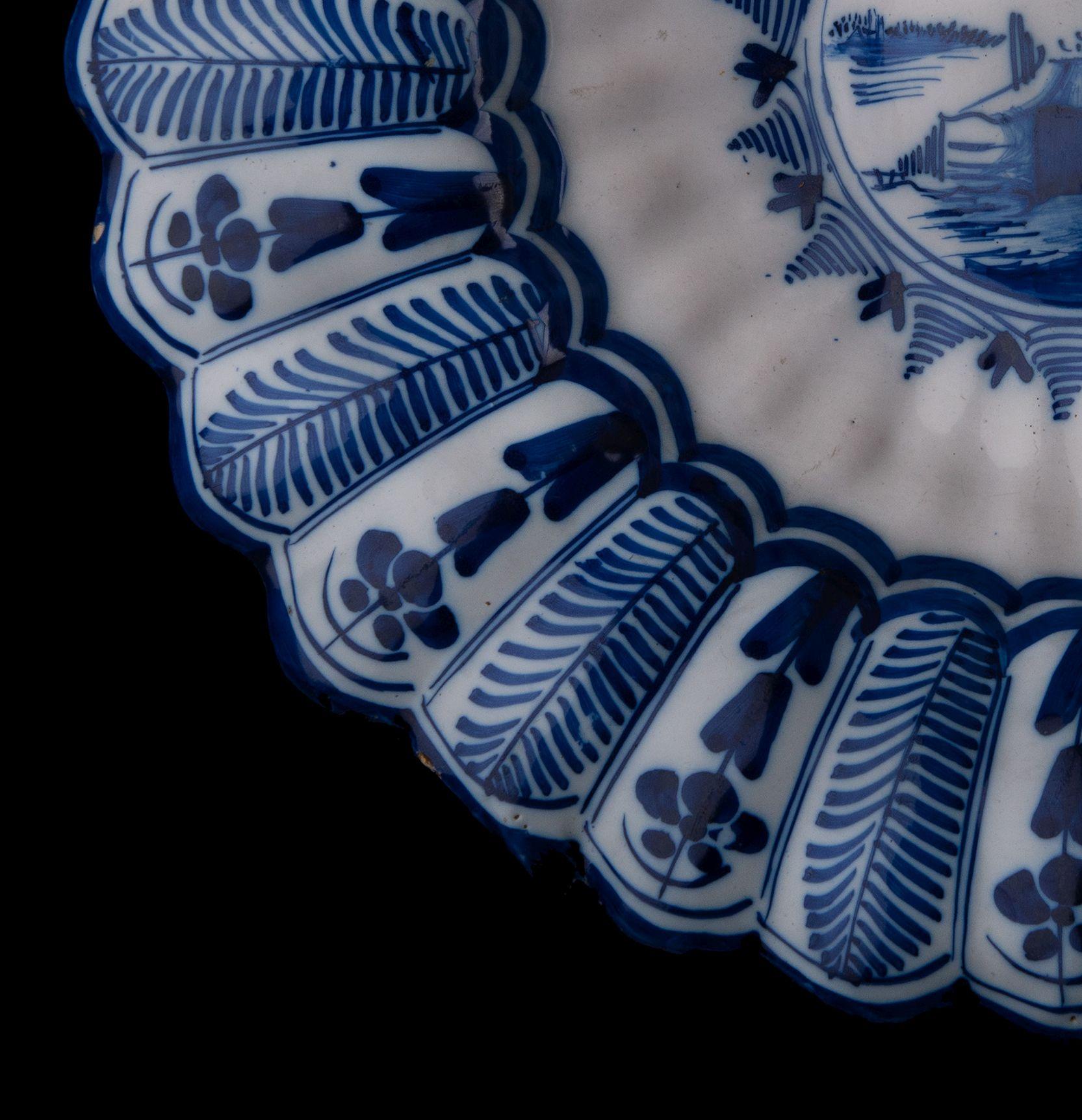 Delft Blue and White Lobed Dish with Landscape, Northern Netherlands, 1650-1680 In Good Condition For Sale In ROSSUM, GE