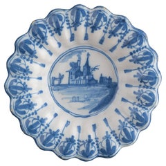 Delft Blau und weiß gelappte Schale mit Landschaft  Nördliche Niederlande, 1650-1680