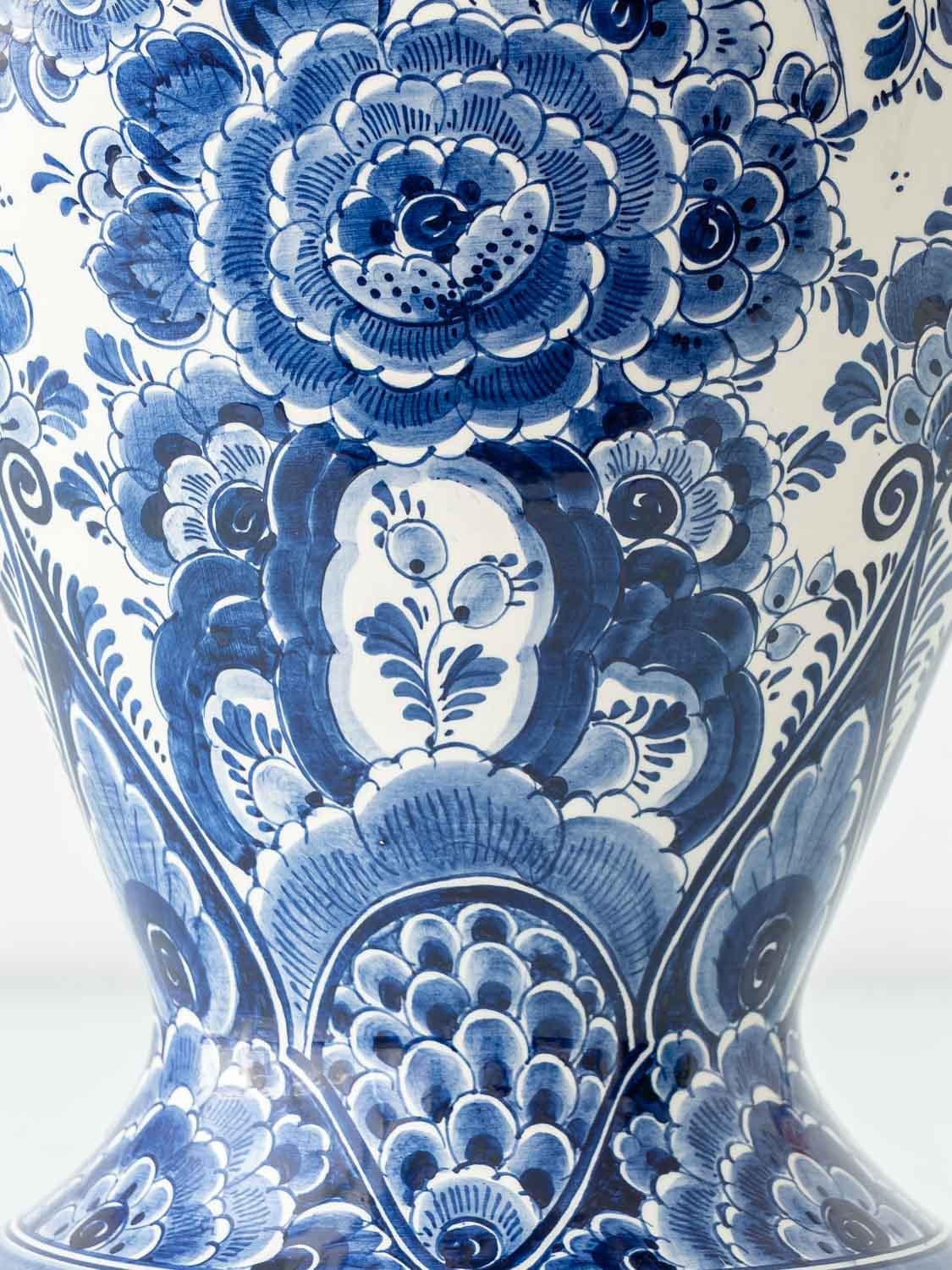 Jarrón balaustre monumental azul y blanco de Delft, pintado a mano, años 50 Holandés Glaseado en venta