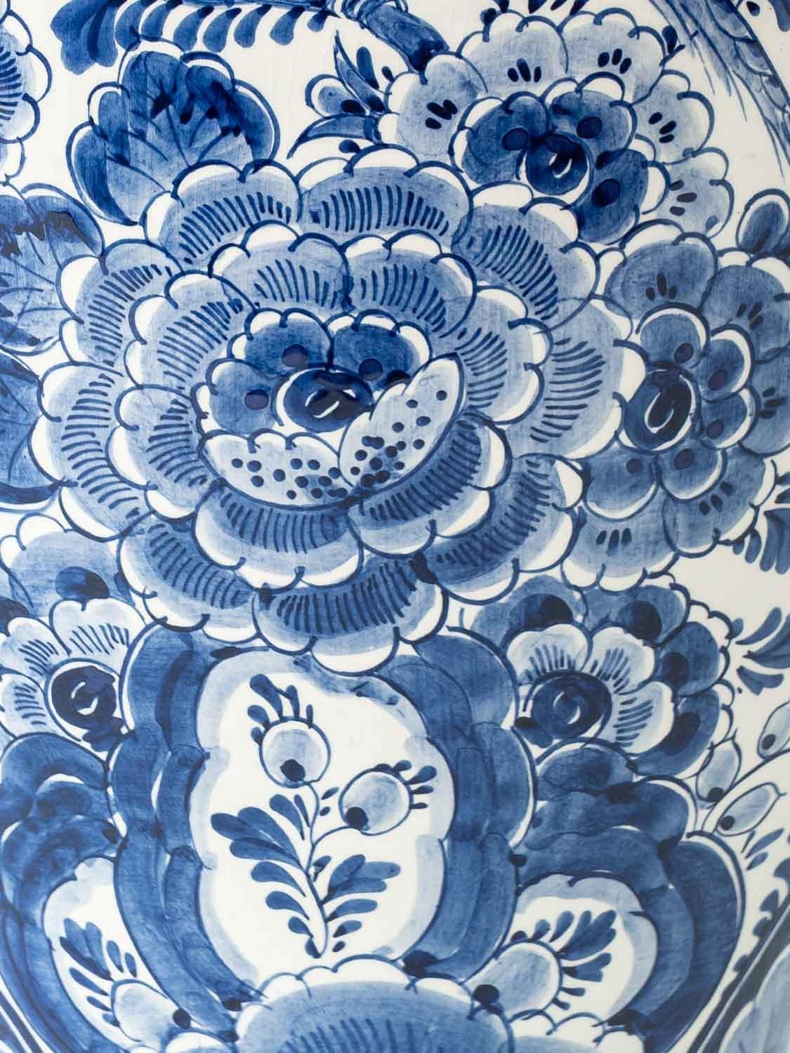 Jarrón balaustre monumental azul y blanco de Delft, pintado a mano, años 50 Holandés en Bueno estado para la venta en AMSTERDAM, NL