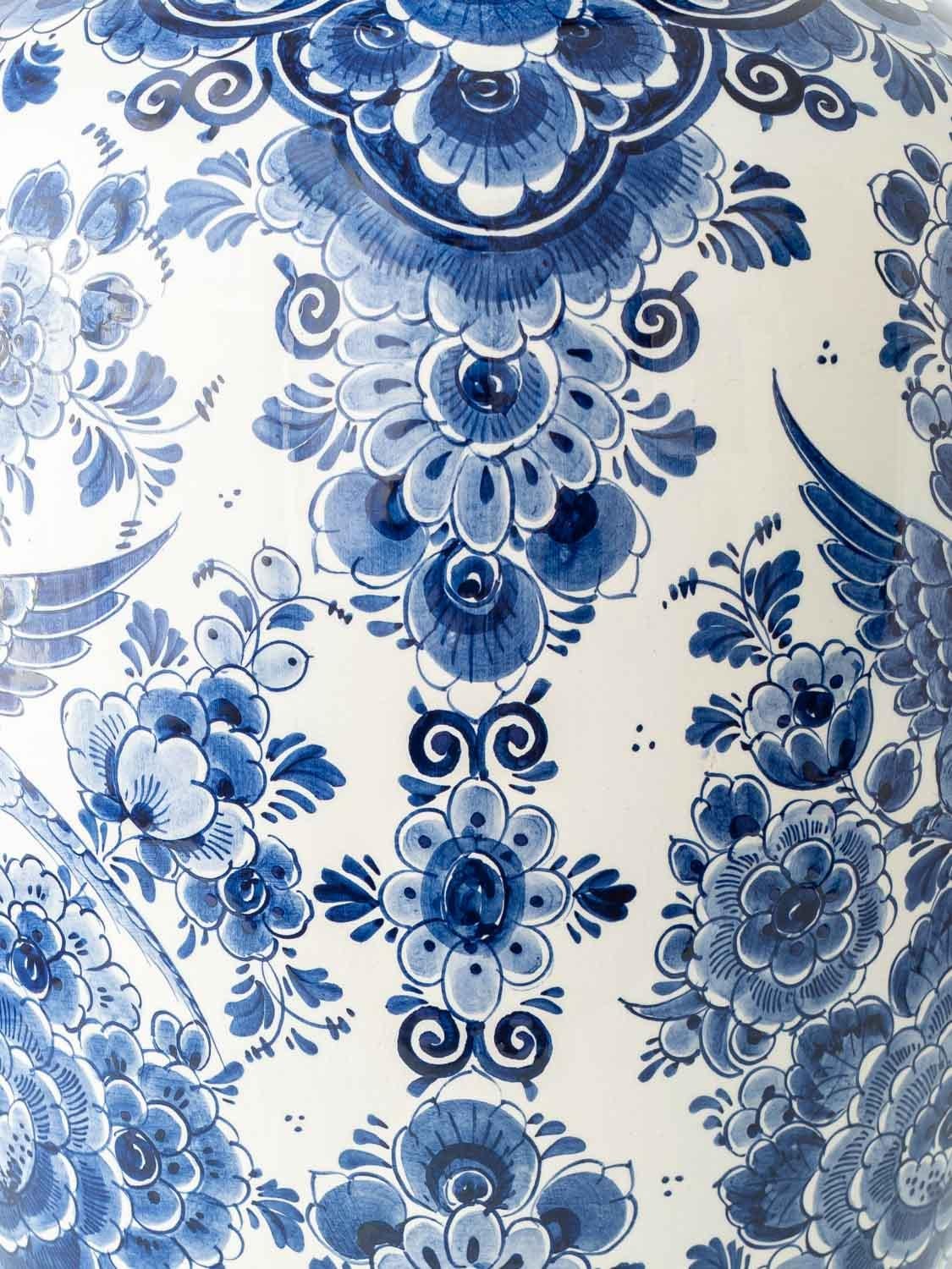 Jarrón balaustre monumental azul y blanco de Delft, pintado a mano, años 50 Holandés siglo XX en venta