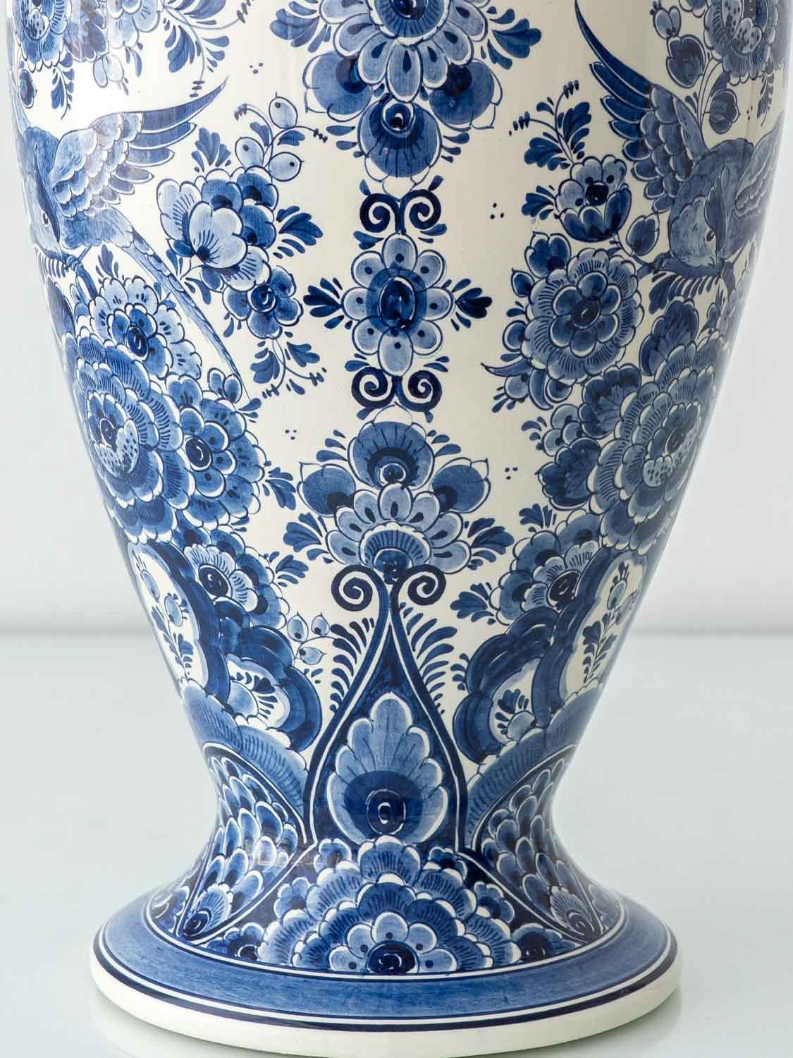 Jarrón balaustre monumental azul y blanco de Delft, pintado a mano, años 50 Holandés Cerámico en venta