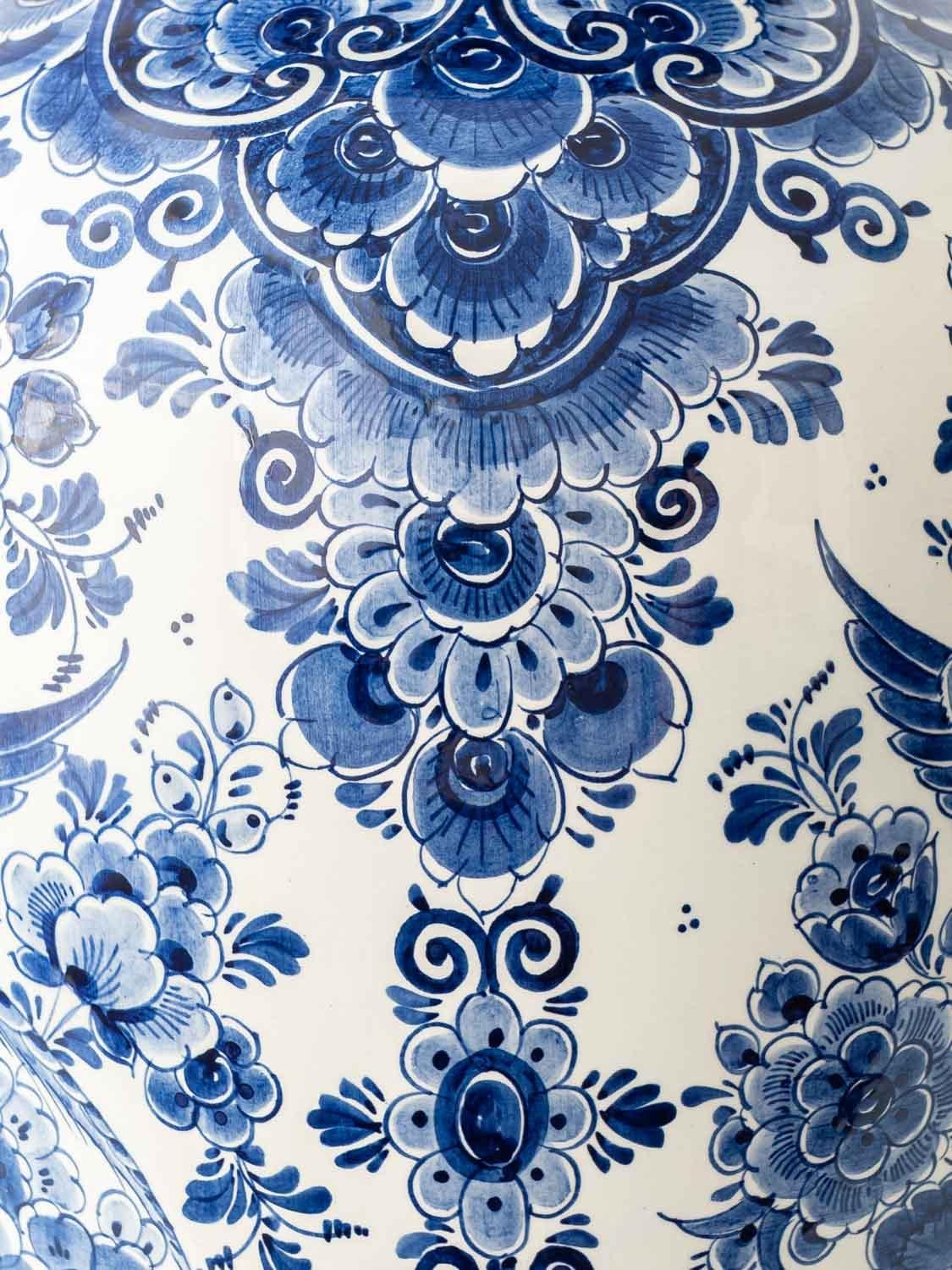 Jarrón balaustre monumental azul y blanco de Delft, pintado a mano, años 50 Holandés en venta 1