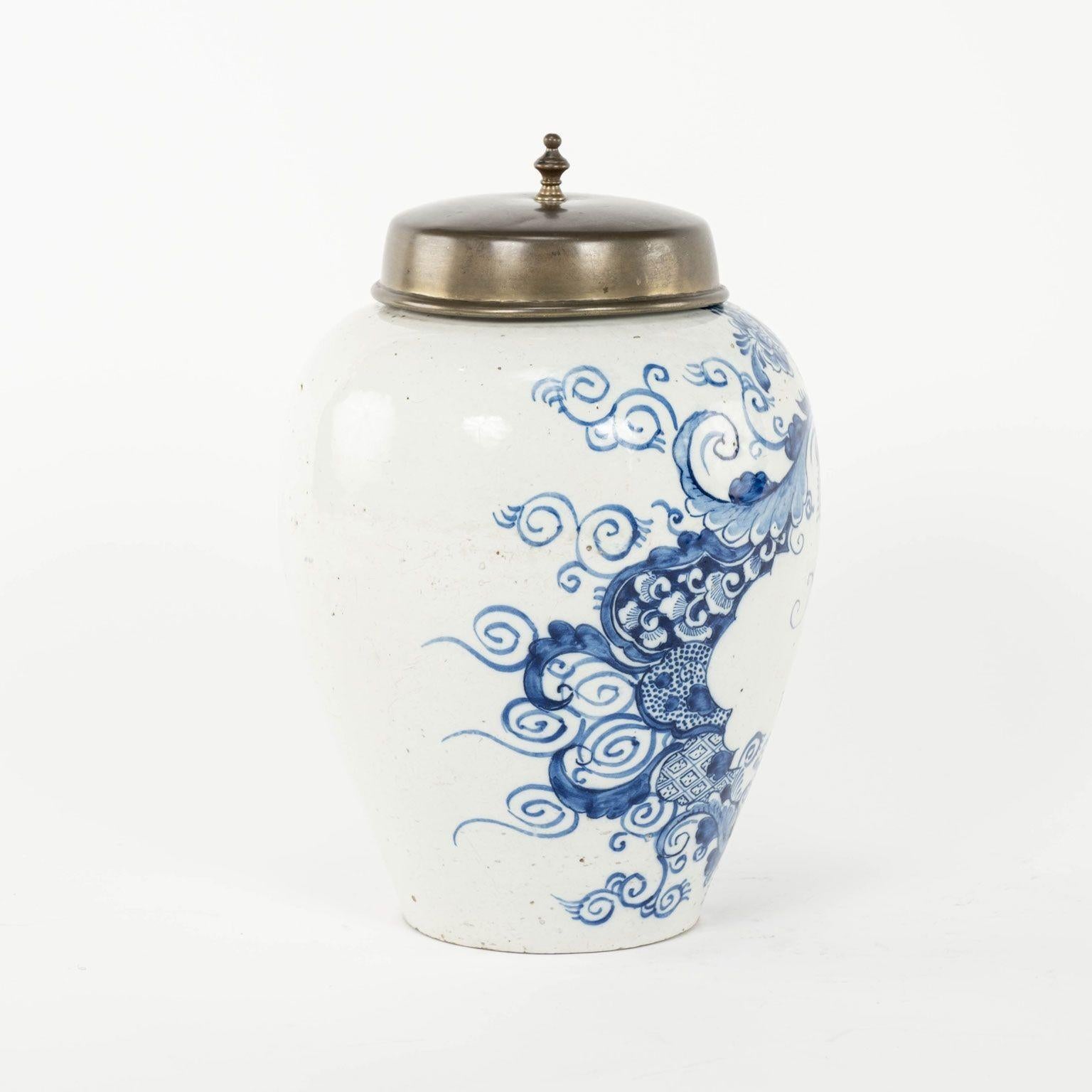 Rococo Pot à tabac bleu et blanc « N° 8 » de Delft en vente
