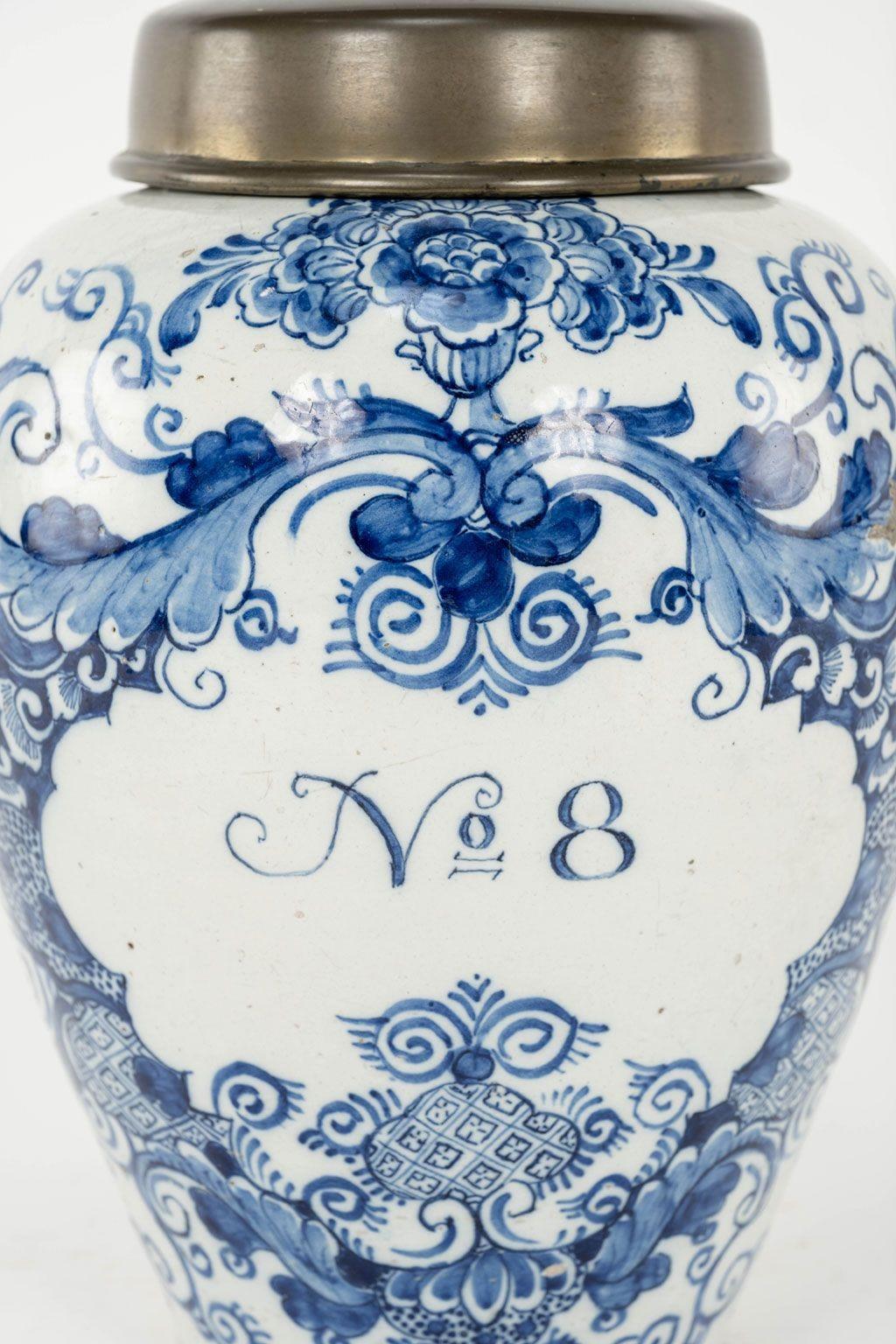 Fin du XVIIIe siècle Pot à tabac bleu et blanc « N° 8 » de Delft en vente