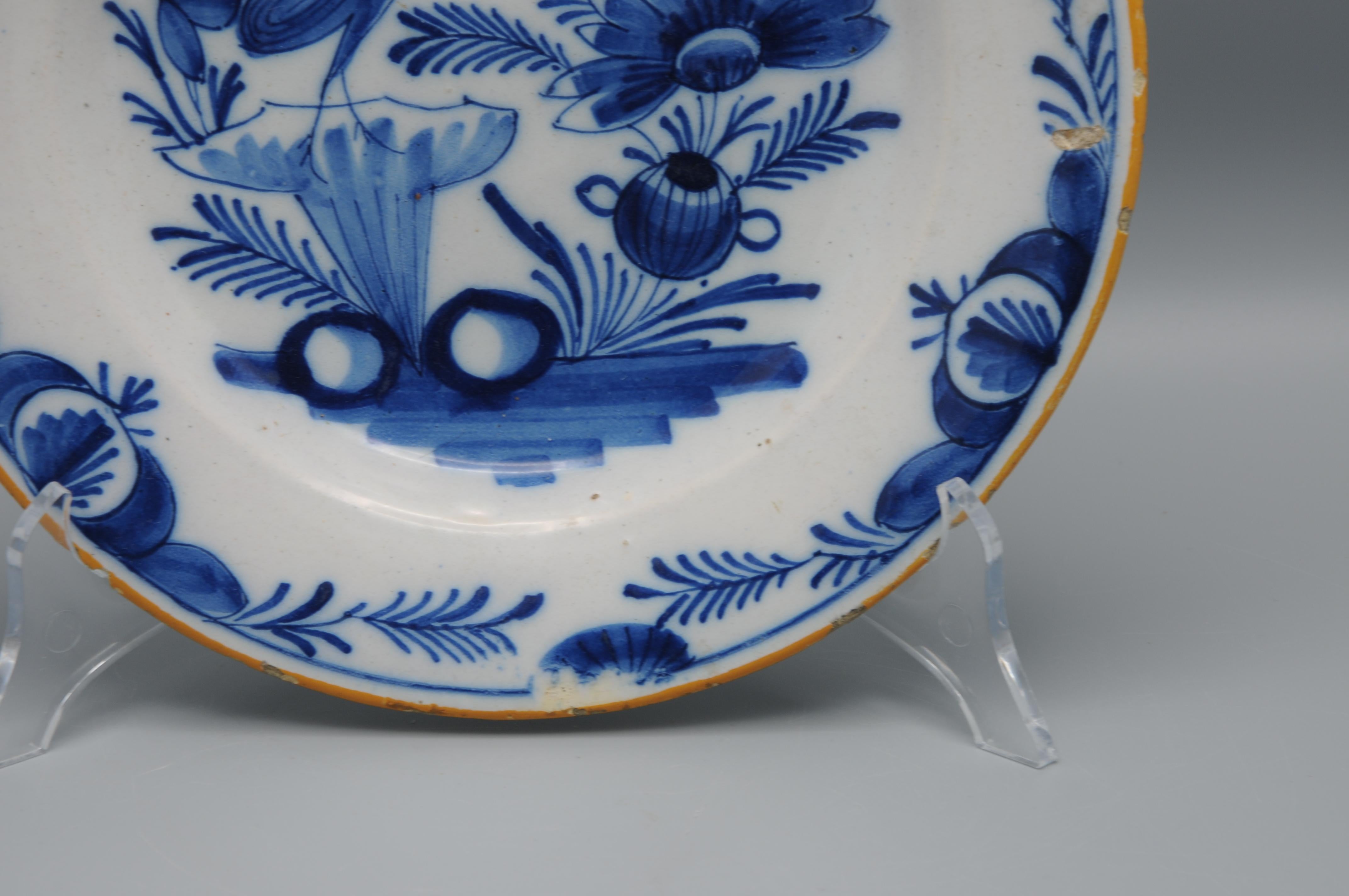 Vernissé Assiette bleue et blanche de Delft avec un oiseau - début du 19e siècle en vente
