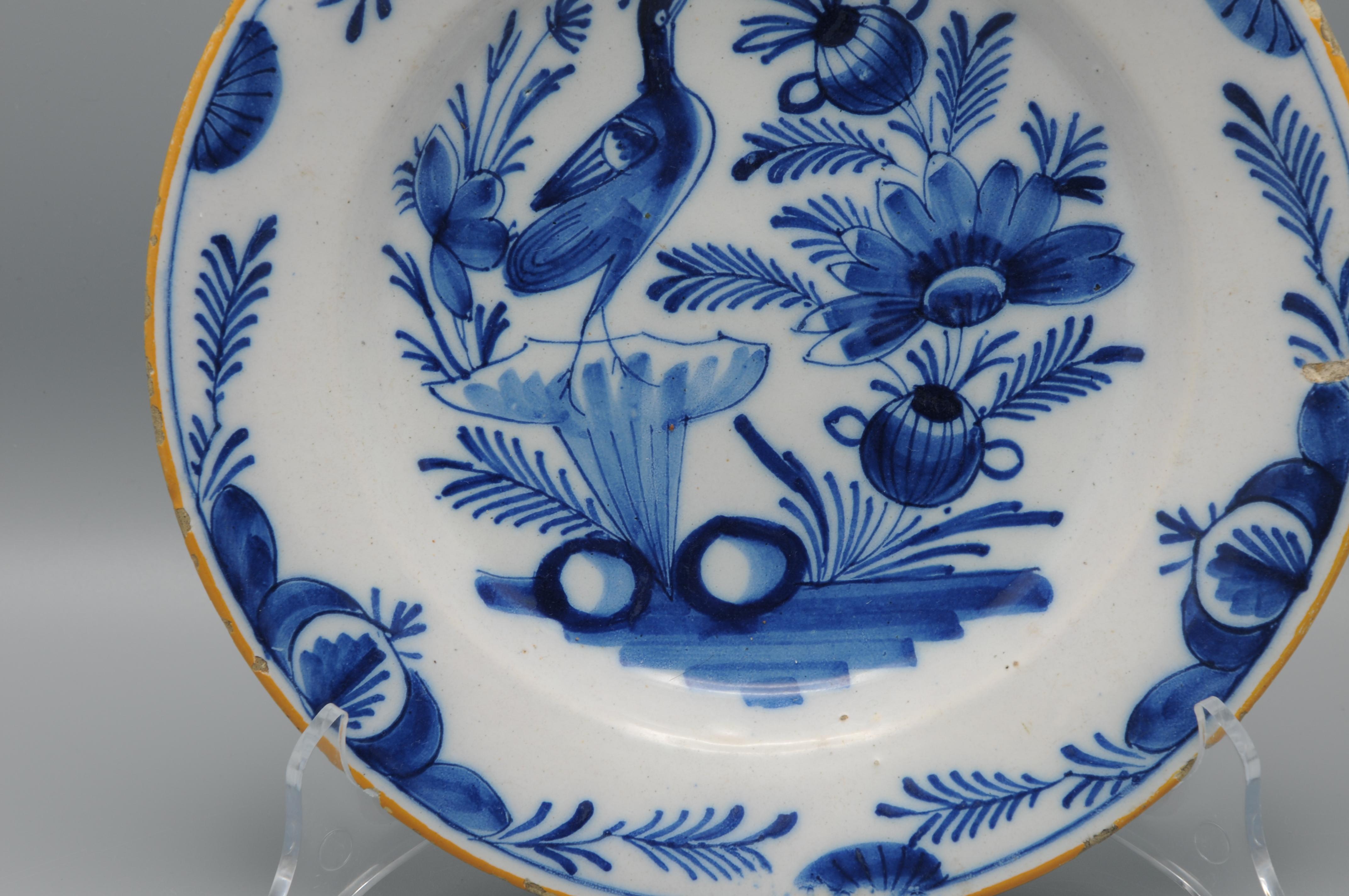 XIXe siècle Assiette bleue et blanche de Delft avec un oiseau - début du 19e siècle en vente