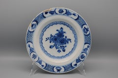Delft - Piatto blu e bianco con decorazione floreale - XVIII secolo