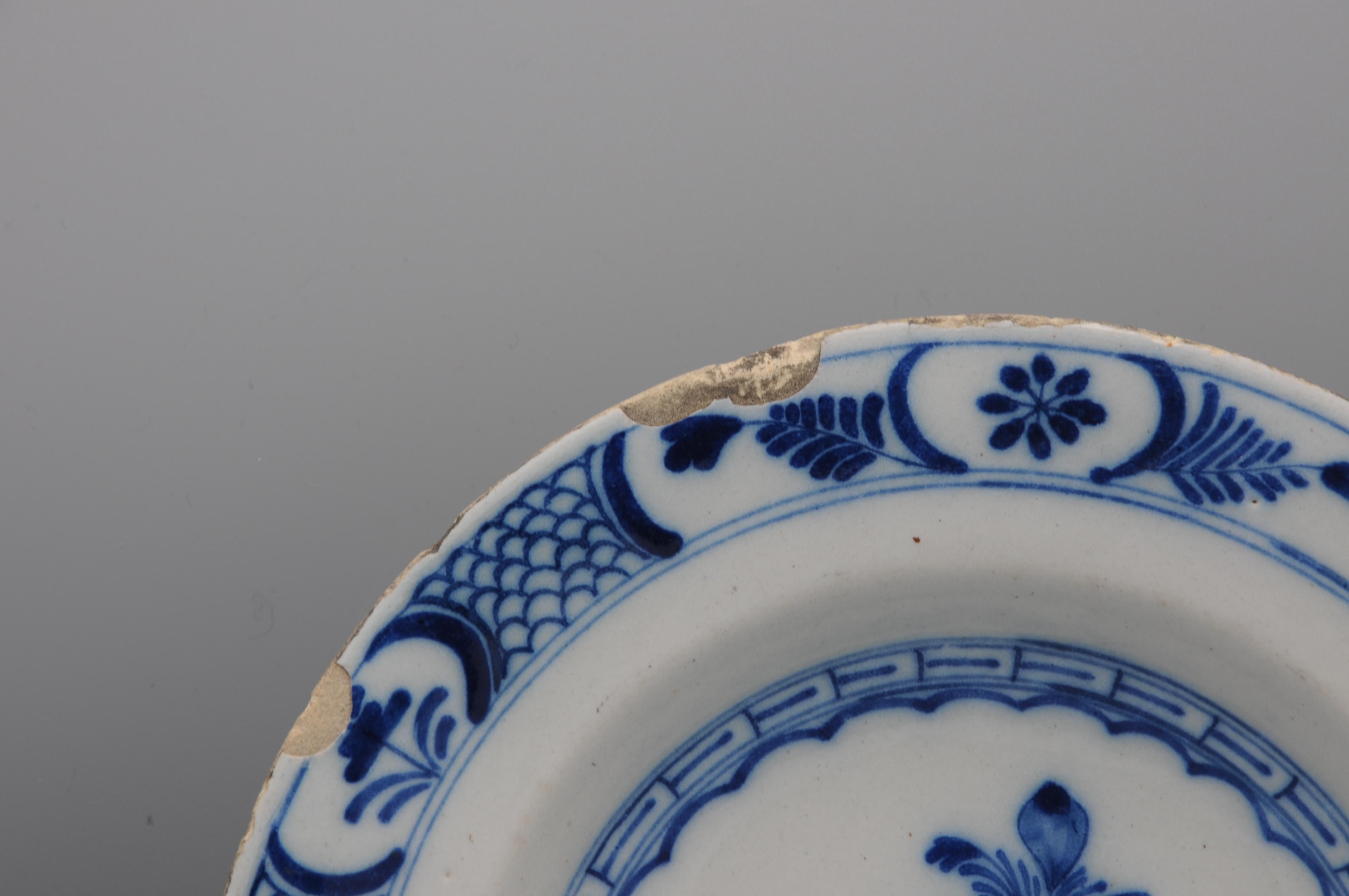 Louis XIV Delft - Blue and white plate with floral decoration - 18th century For Sale