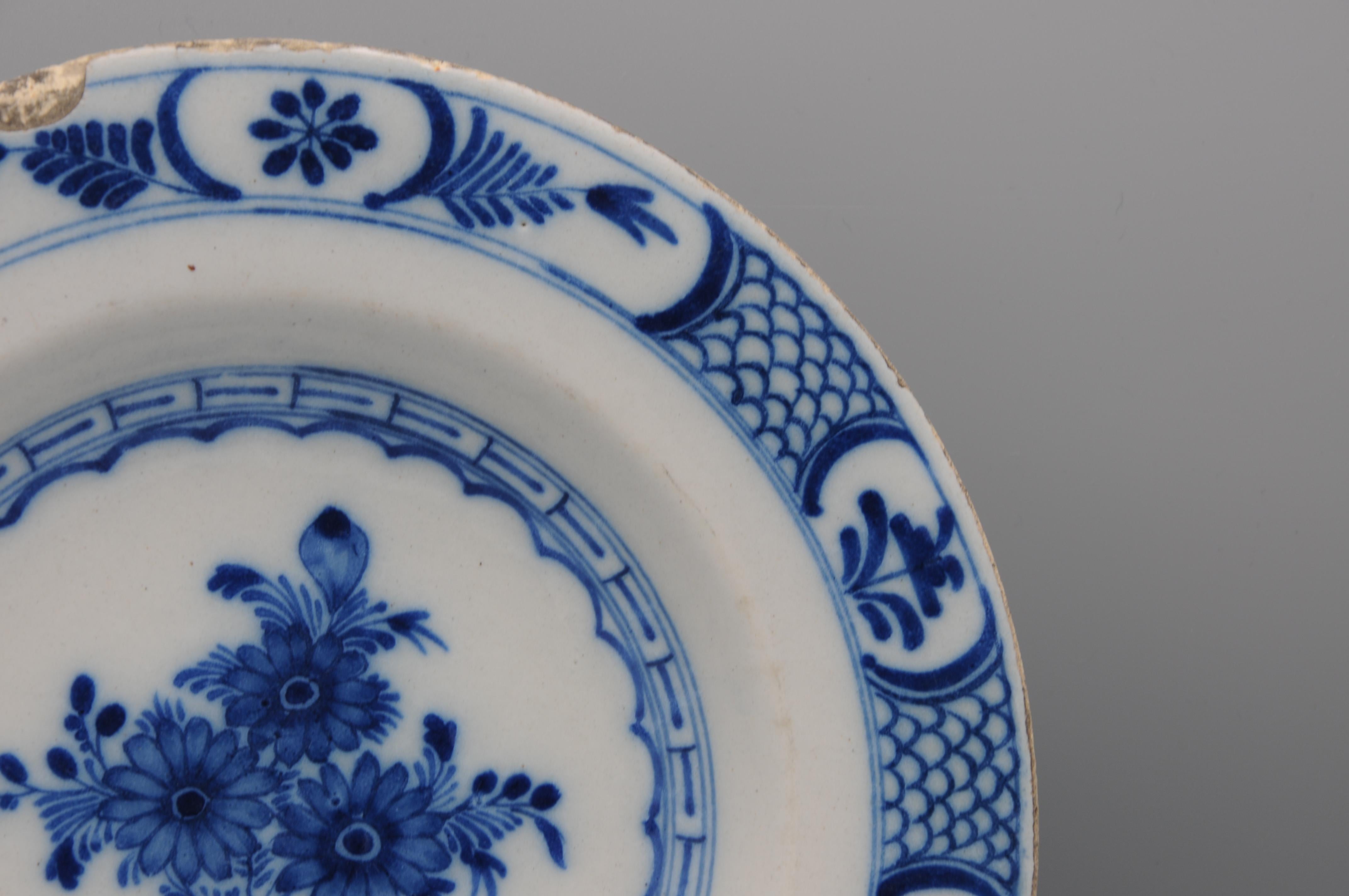 Dutch Delft - Blue and white plate with floral decoration - 18th century For Sale